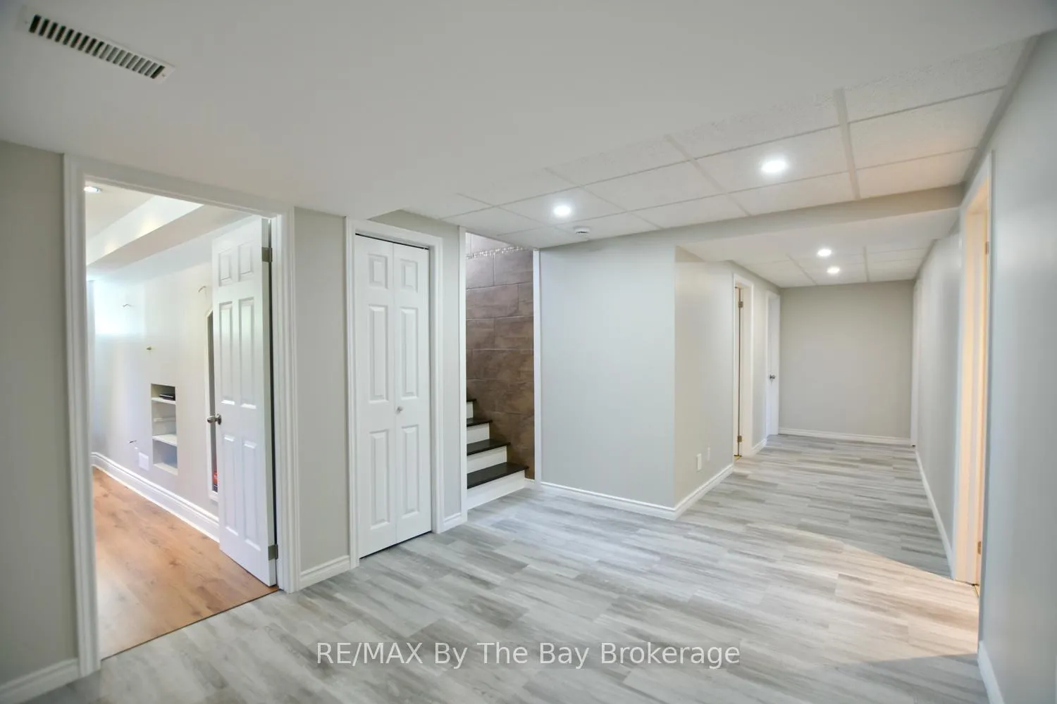 Photo 24 of 2 Birchmount Circle, Wasaga Beach — HOMEH