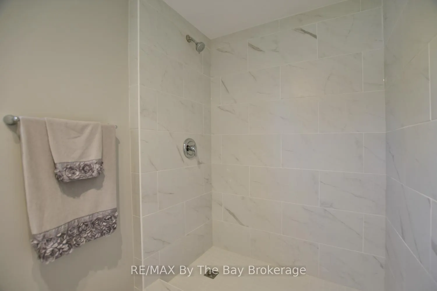 Photo 29 of 2 Birchmount Circle, Wasaga Beach — HOMEH