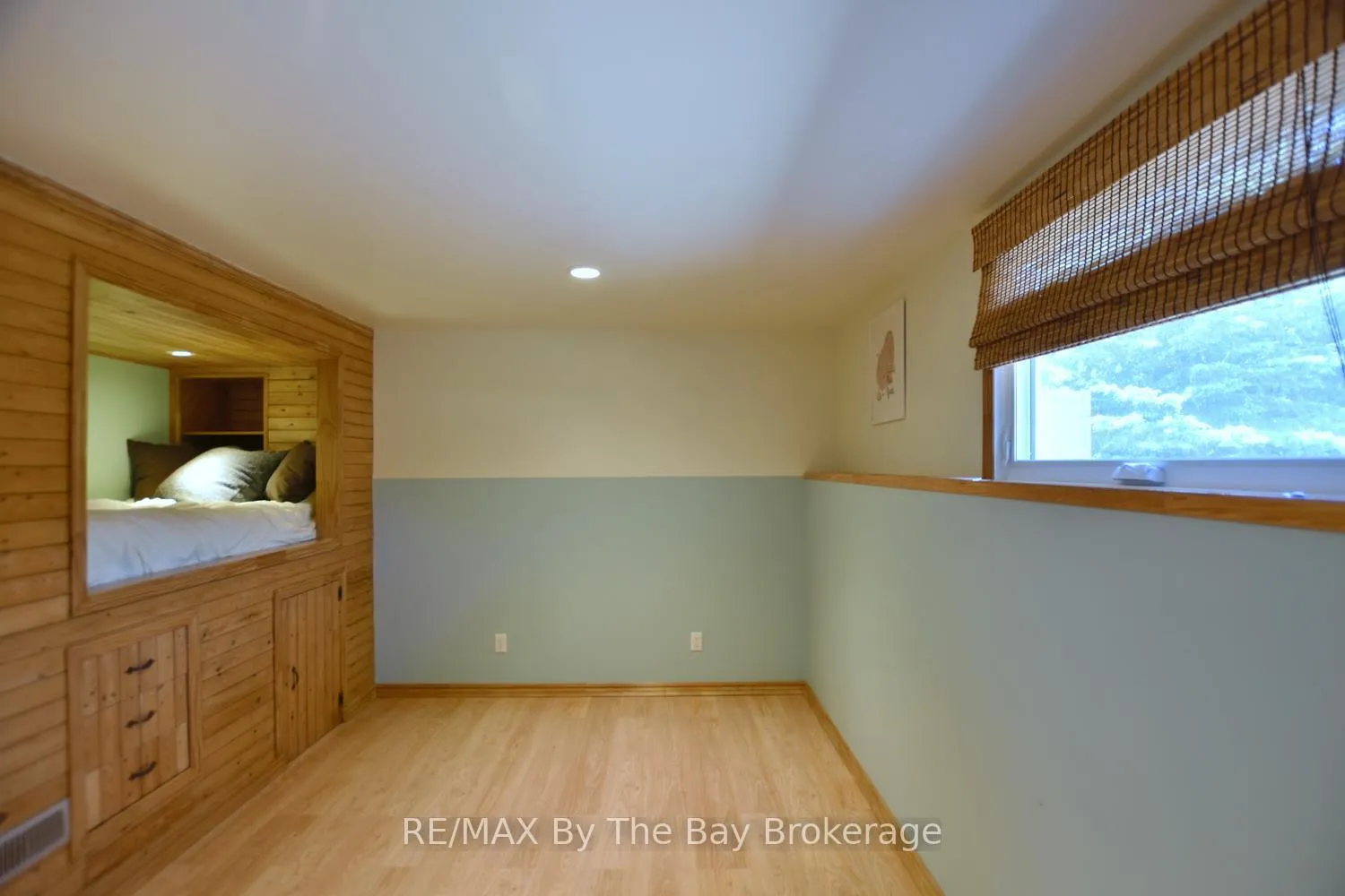 Photo 32 of 2 Birchmount Circle, Wasaga Beach — HOMEH