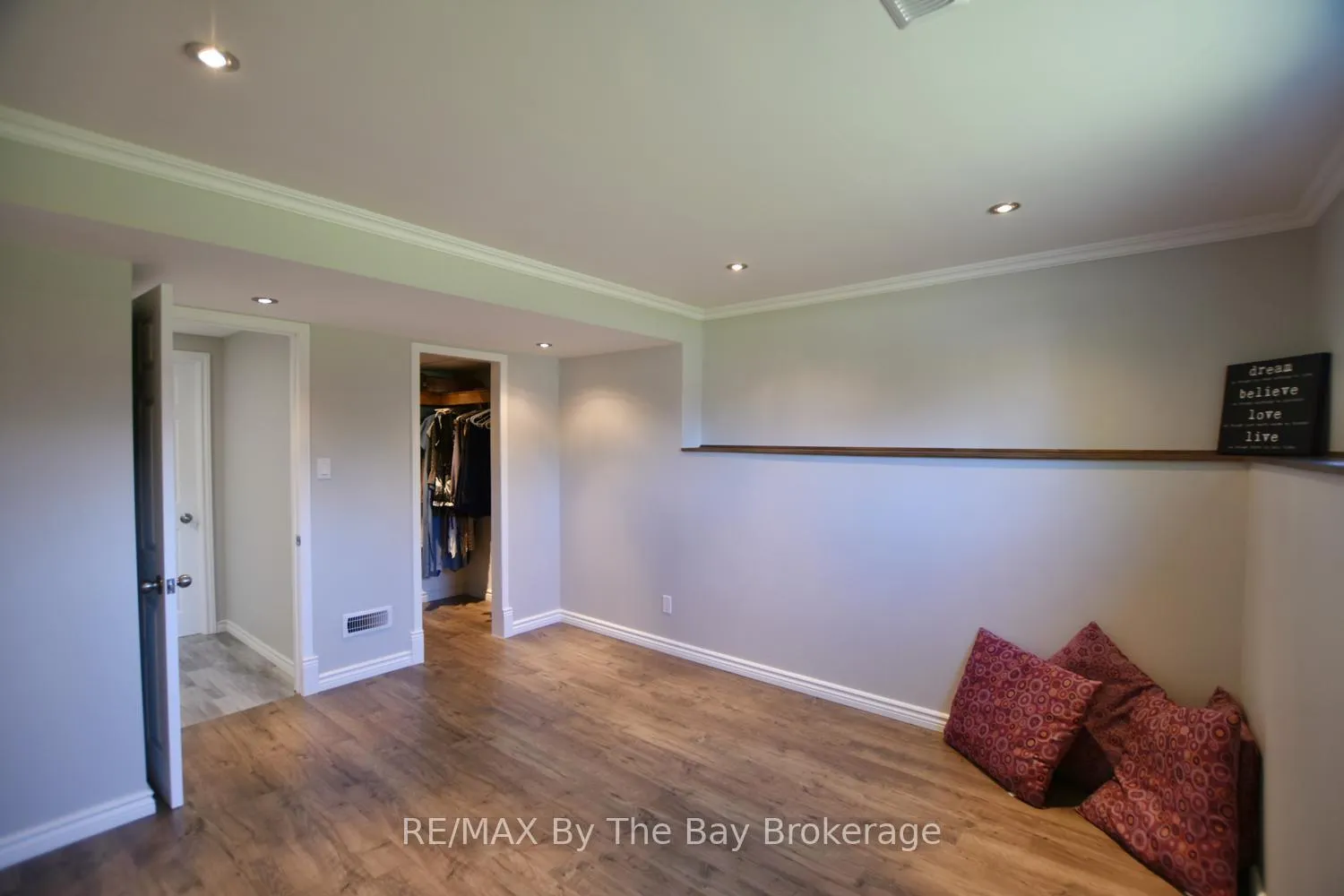 Photo 34 of 2 Birchmount Circle, Wasaga Beach — HOMEH