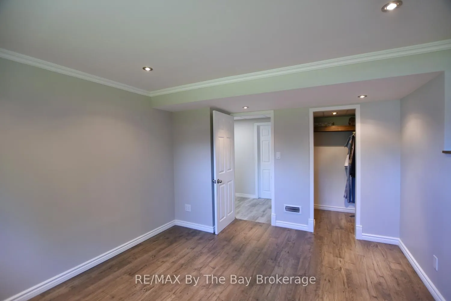 Photo 35 of 2 Birchmount Circle, Wasaga Beach — HOMEH