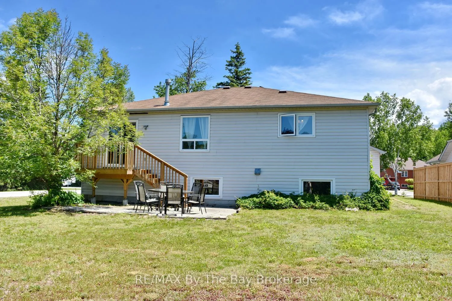 Photo 37 of 2 Birchmount Circle, Wasaga Beach — HOMEH