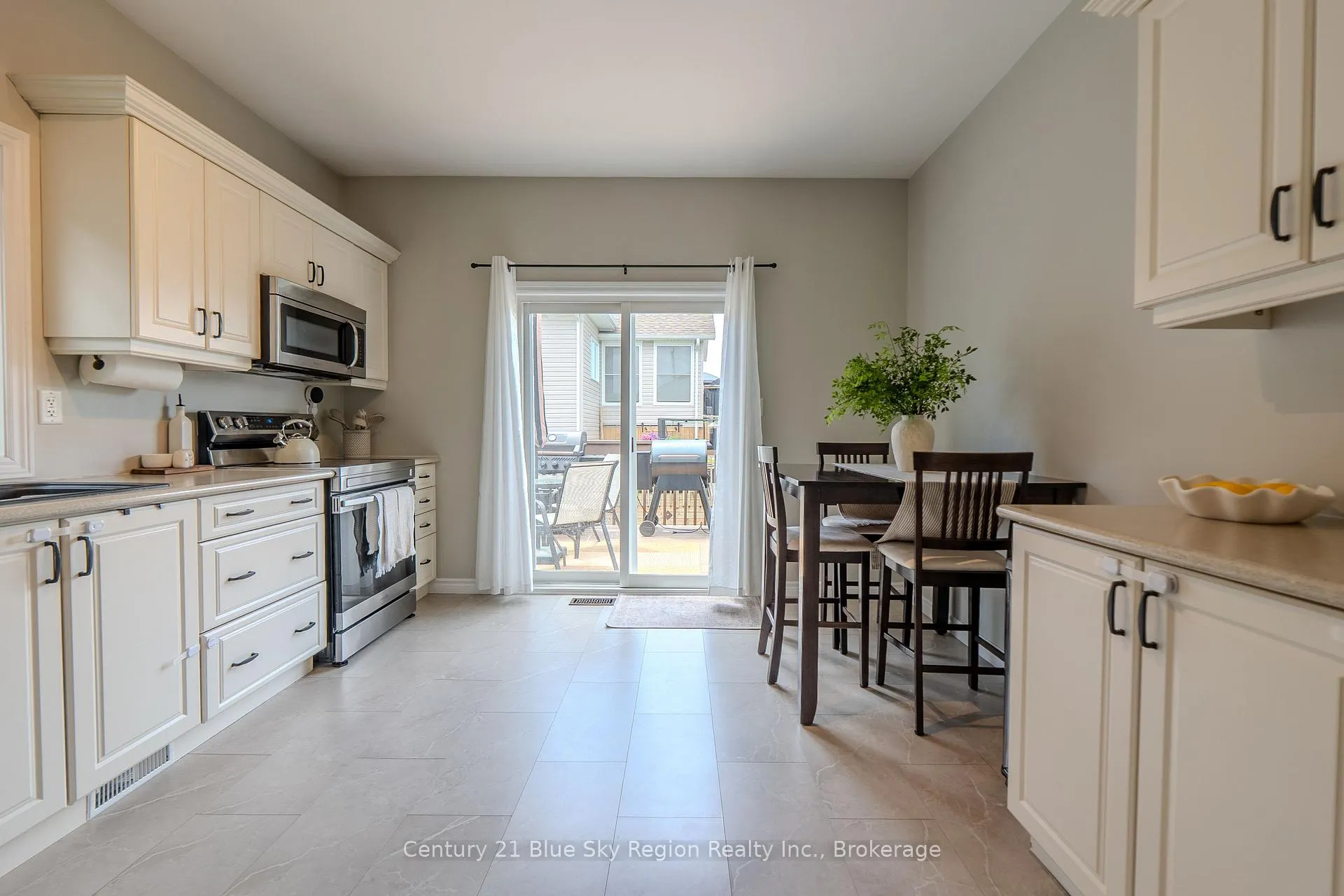 Photo 14 of 2438 Connaught Avenue, North Bay, Widdifield — HOMEH