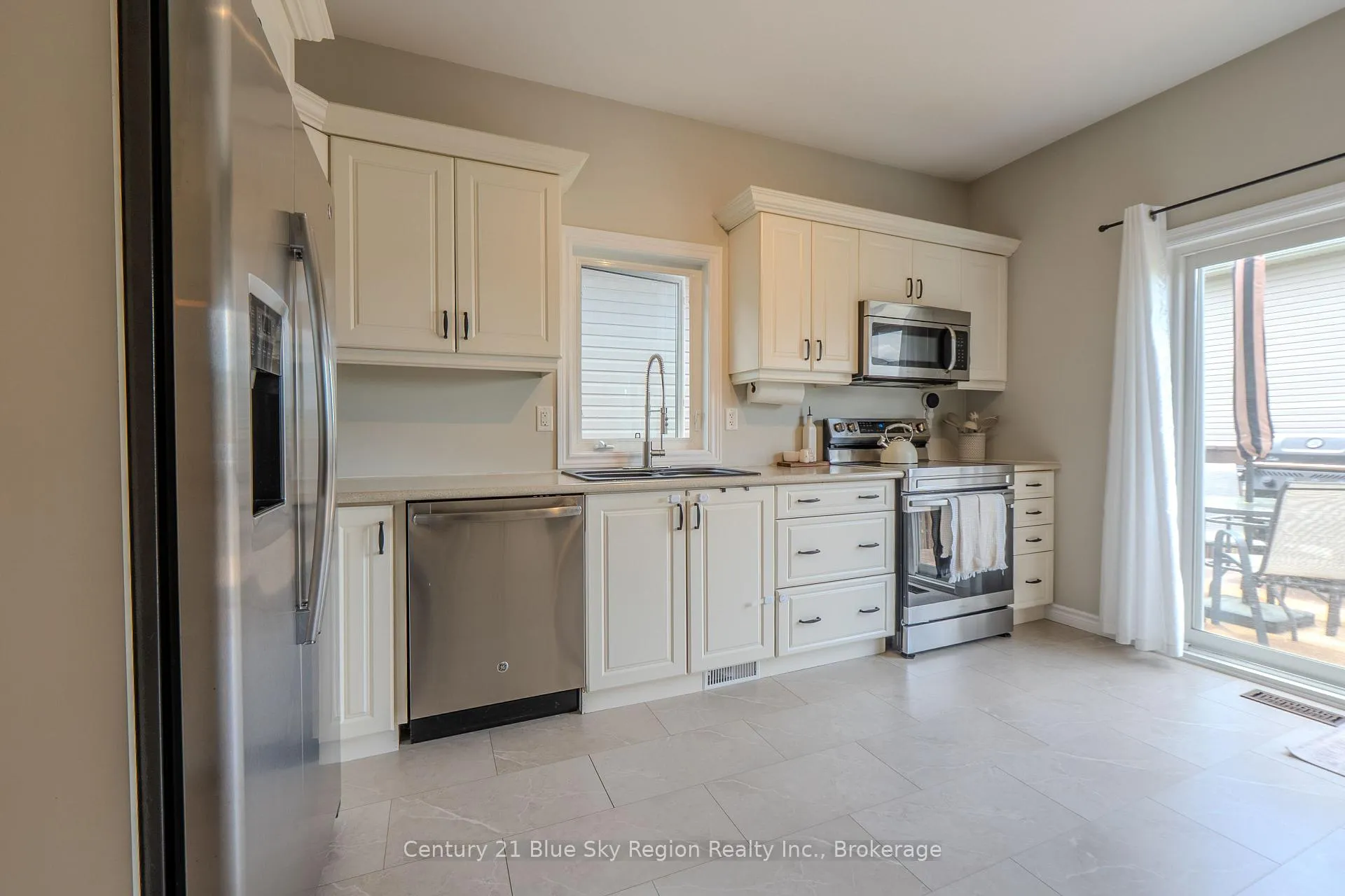 Photo 15 of 2438 Connaught Avenue, North Bay, Widdifield — HOMEH