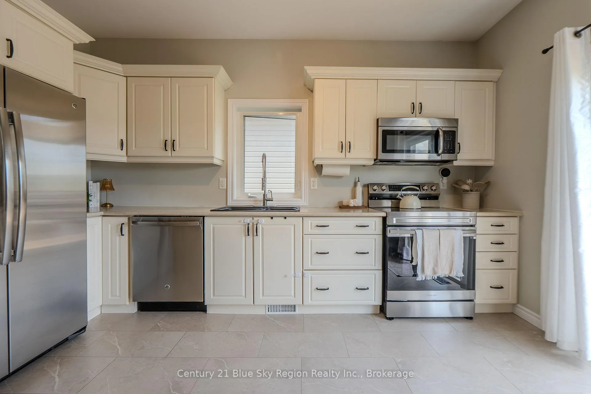 Photo 16 of 2438 Connaught Avenue, North Bay, Widdifield — HOMEH