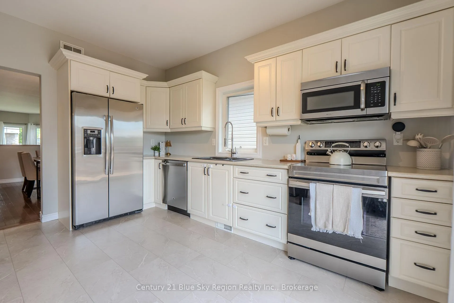 Photo 17 of 2438 Connaught Avenue, North Bay, Widdifield — HOMEH