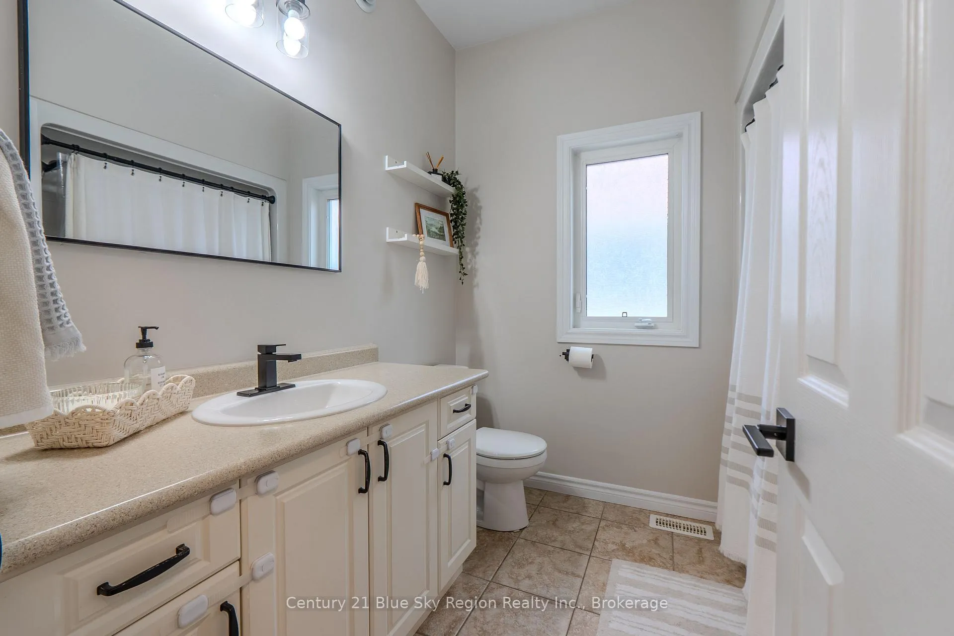 Photo 24 of 2438 Connaught Avenue, North Bay, Widdifield — HOMEH