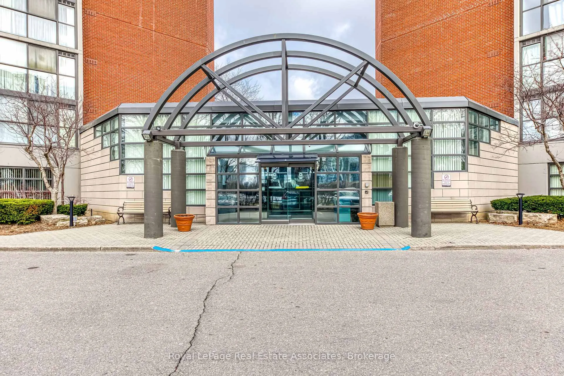 Photo 3 of Unit Ph18, 4185 Shipp Drive, Mississauga, City Centre — HOMEH
