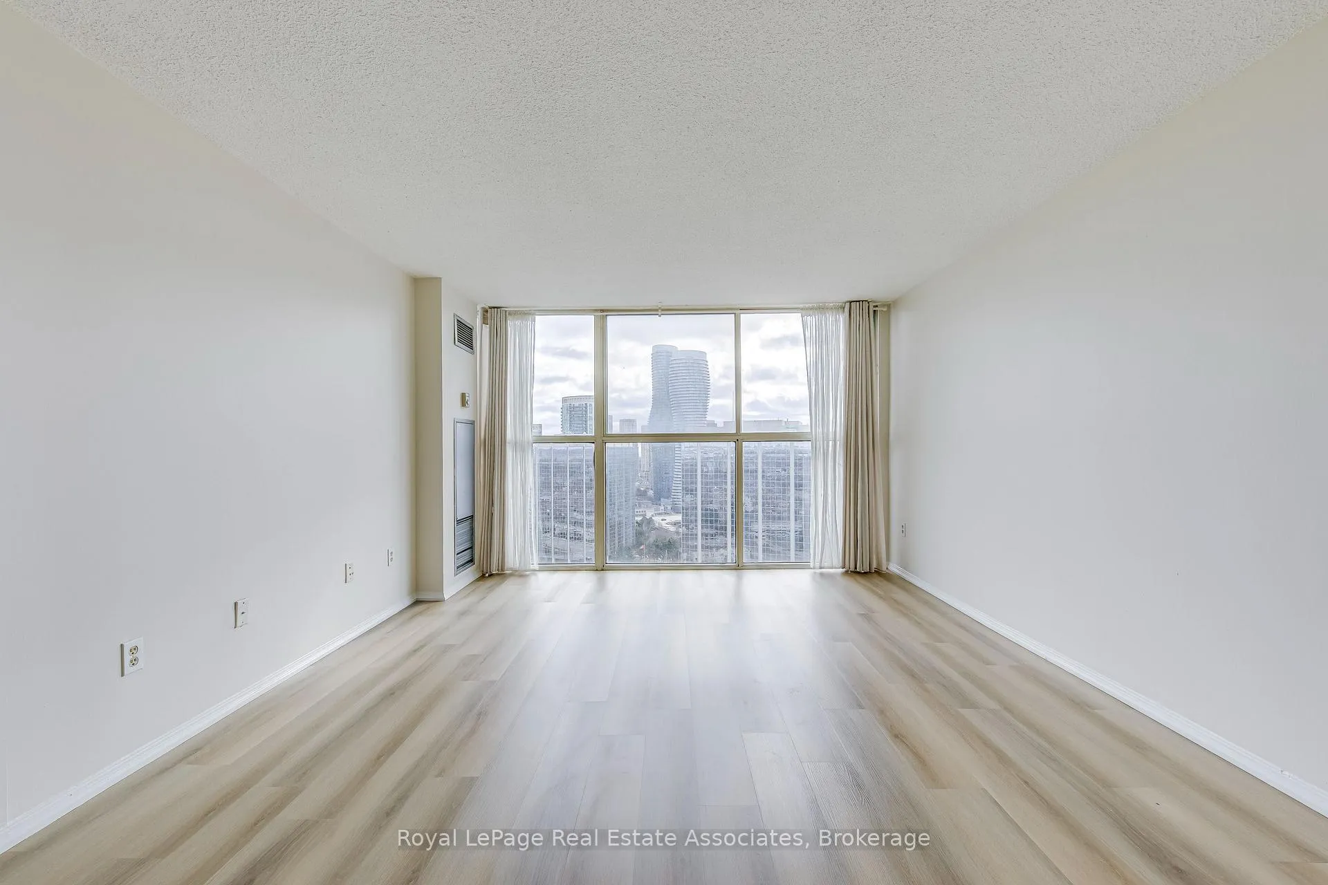 Photo 10 of Unit Ph18, 4185 Shipp Drive, Mississauga, City Centre — HOMEH