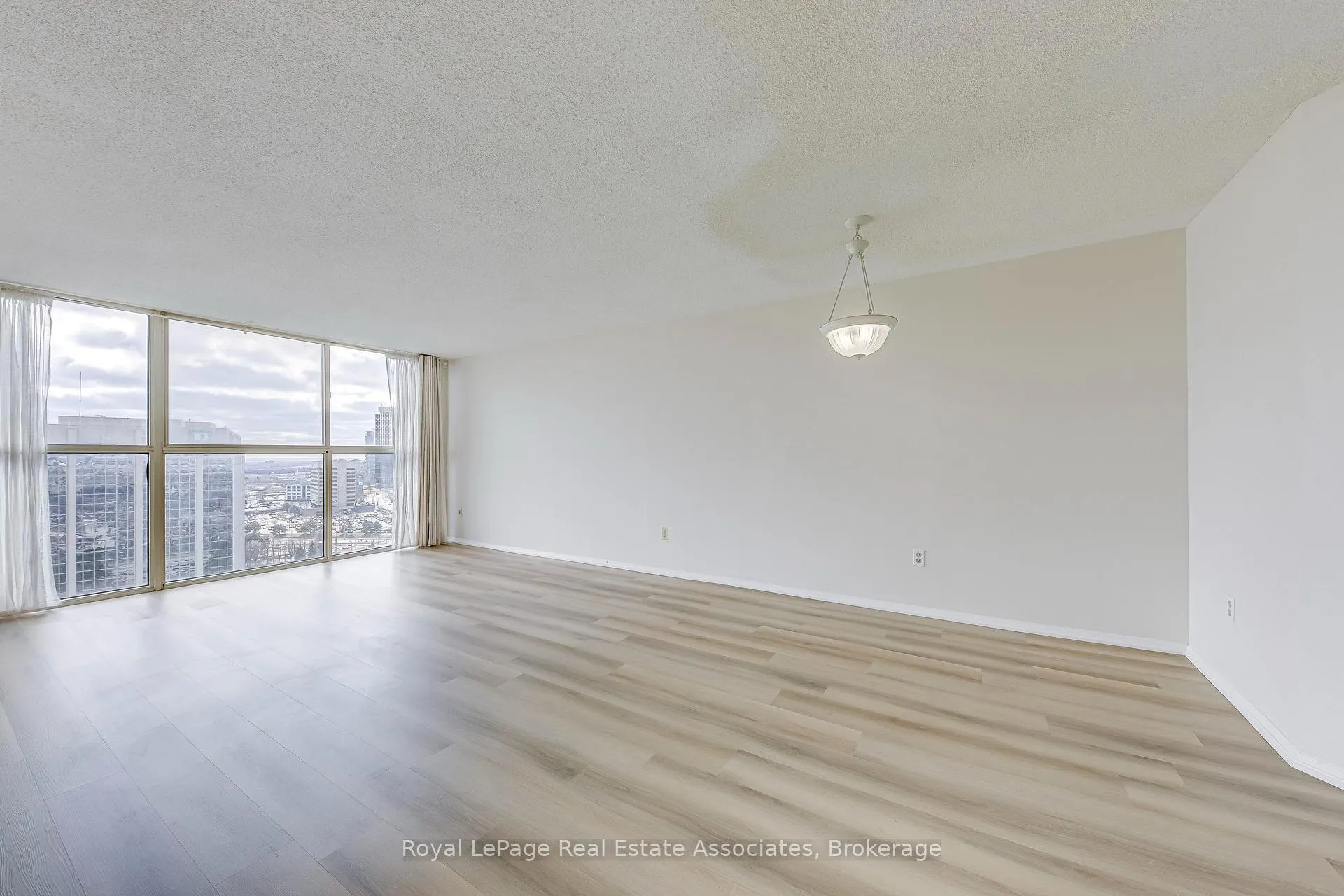 Photo 11 of Unit Ph18, 4185 Shipp Drive, Mississauga, City Centre — HOMEH