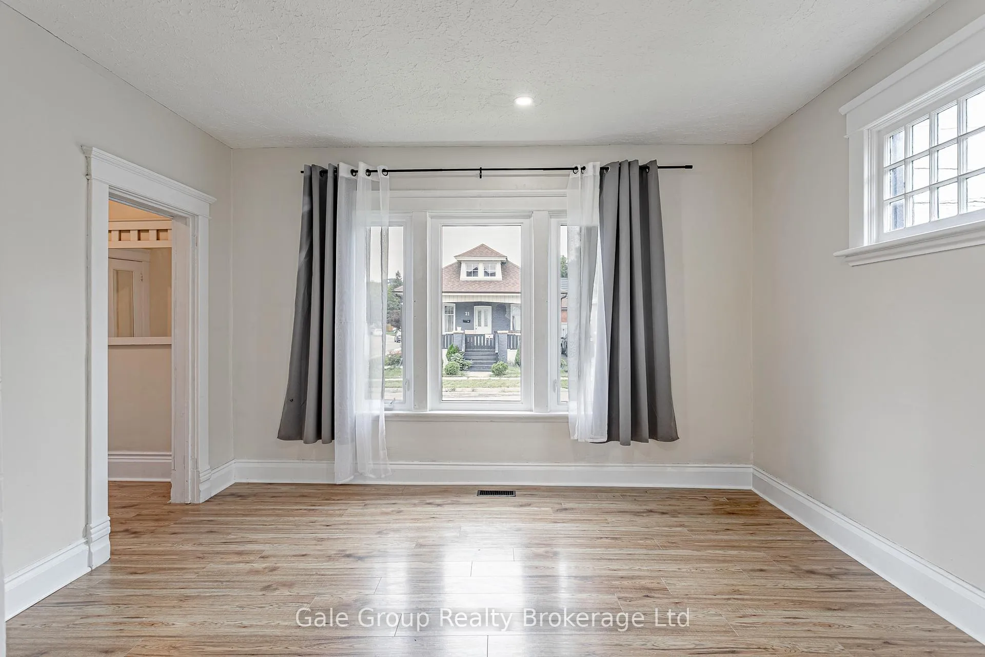 Photo 11 of 22 Strathcona Avenue, Brantford, Eagle Place East — HOMEH