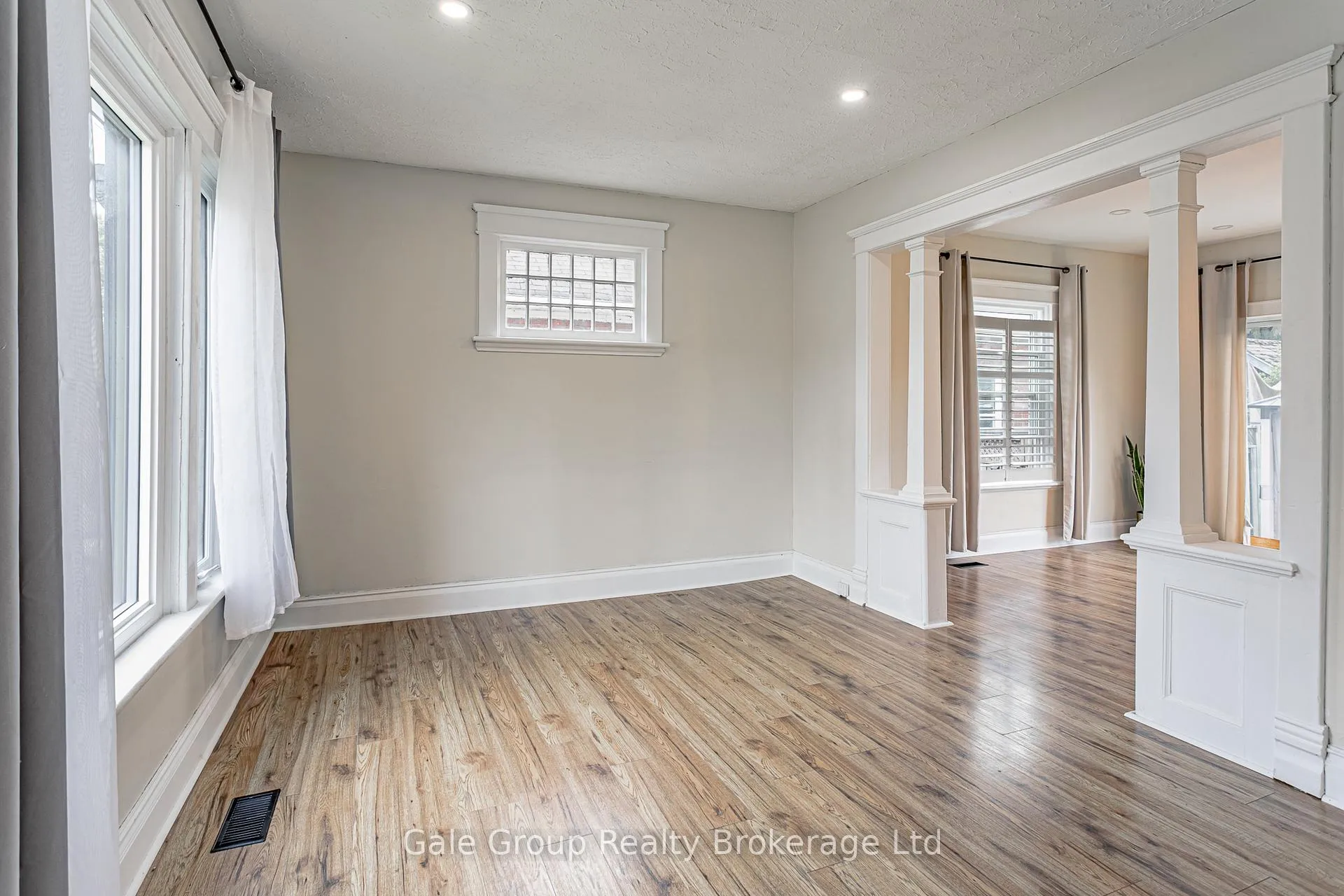 Photo 13 of 22 Strathcona Avenue, Brantford, Eagle Place East — HOMEH