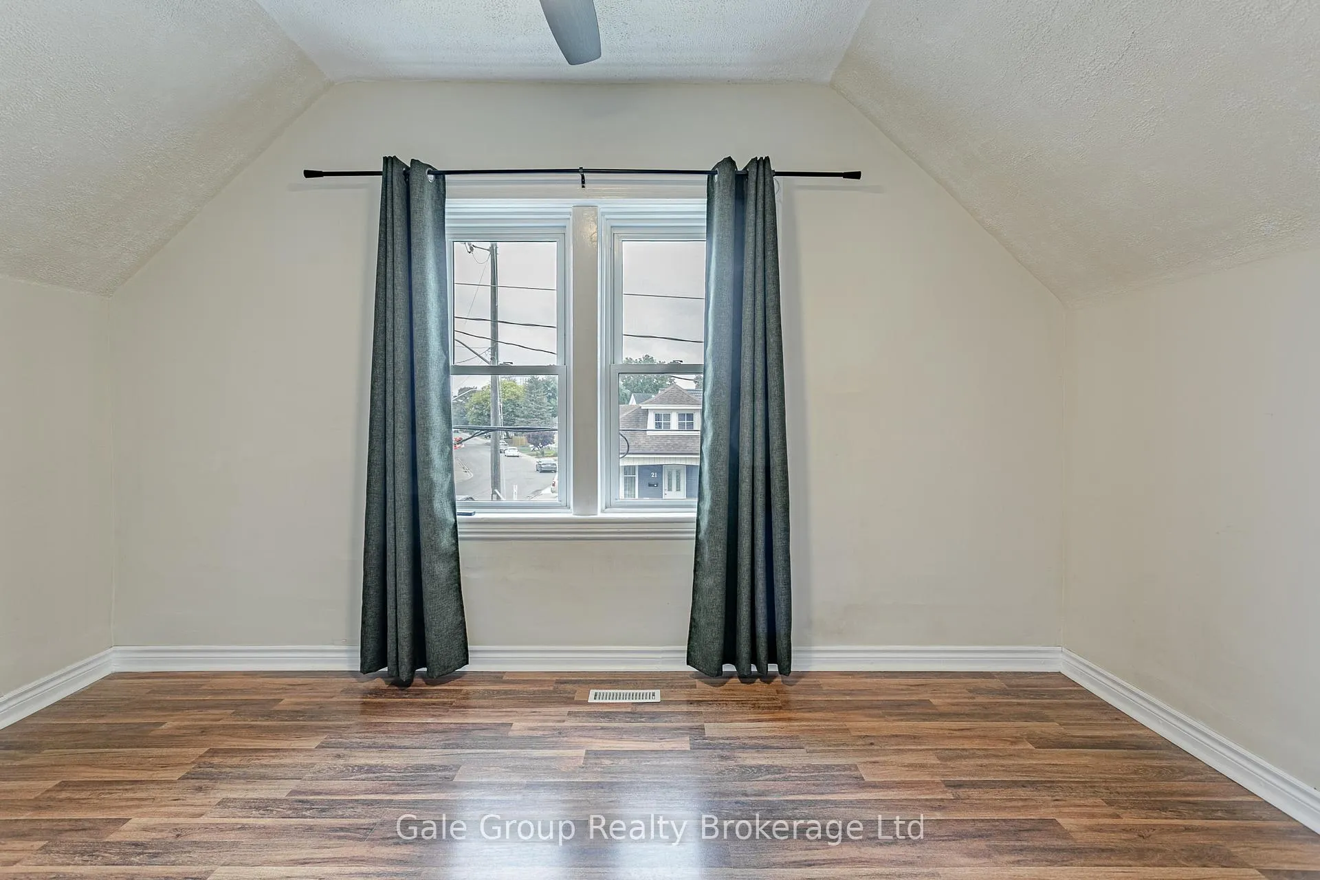 Photo 28 of 22 Strathcona Avenue, Brantford, Eagle Place East — HOMEH