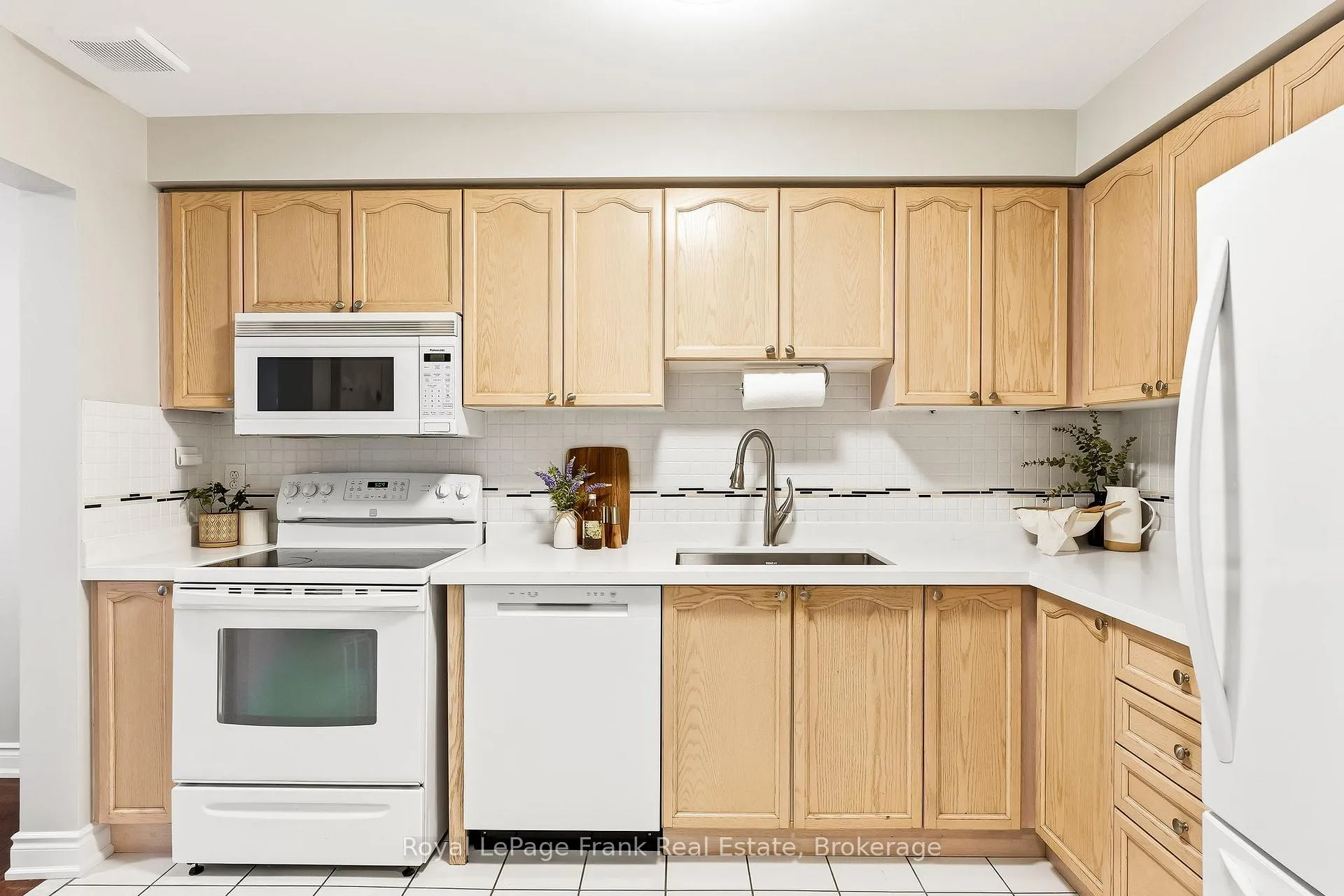 Photo 12 of 41 Landerville Lane, Clarington, Bowmanville — HOMEH