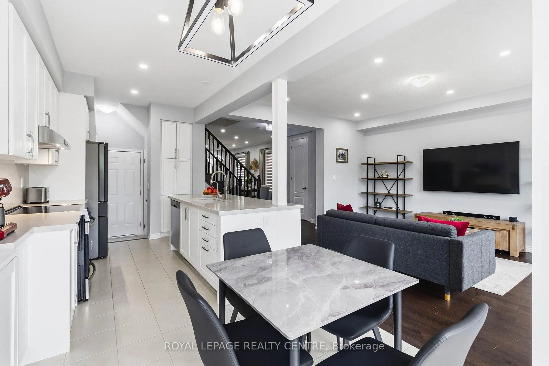 Photo 13 of 1590 Clitherow Drive, Milton, Ford — HOMEH