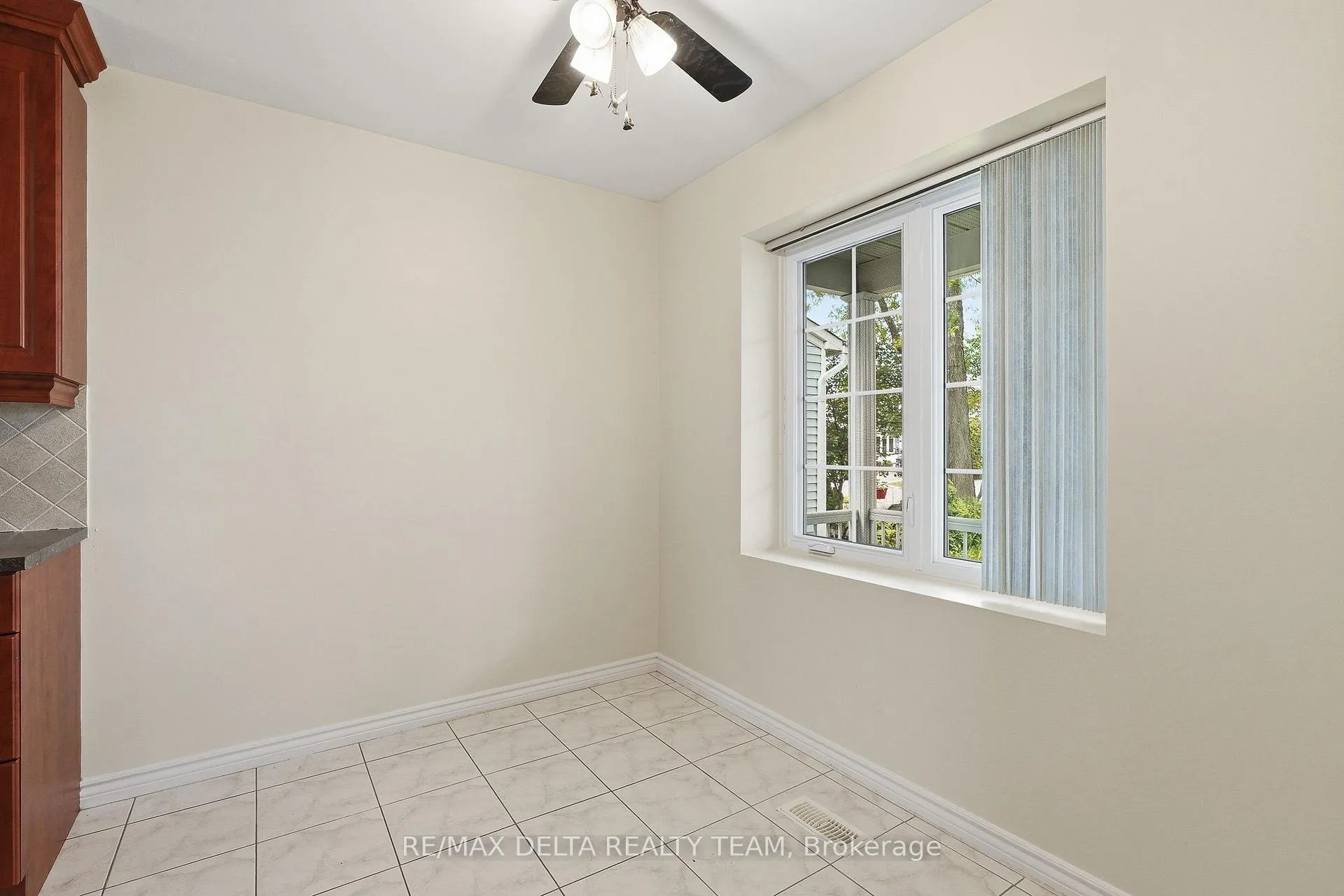 Photo 7 of 310 Mceachern Crescent, Ottawa, Bilberry Creek/Queenswood Heights — HOMEH