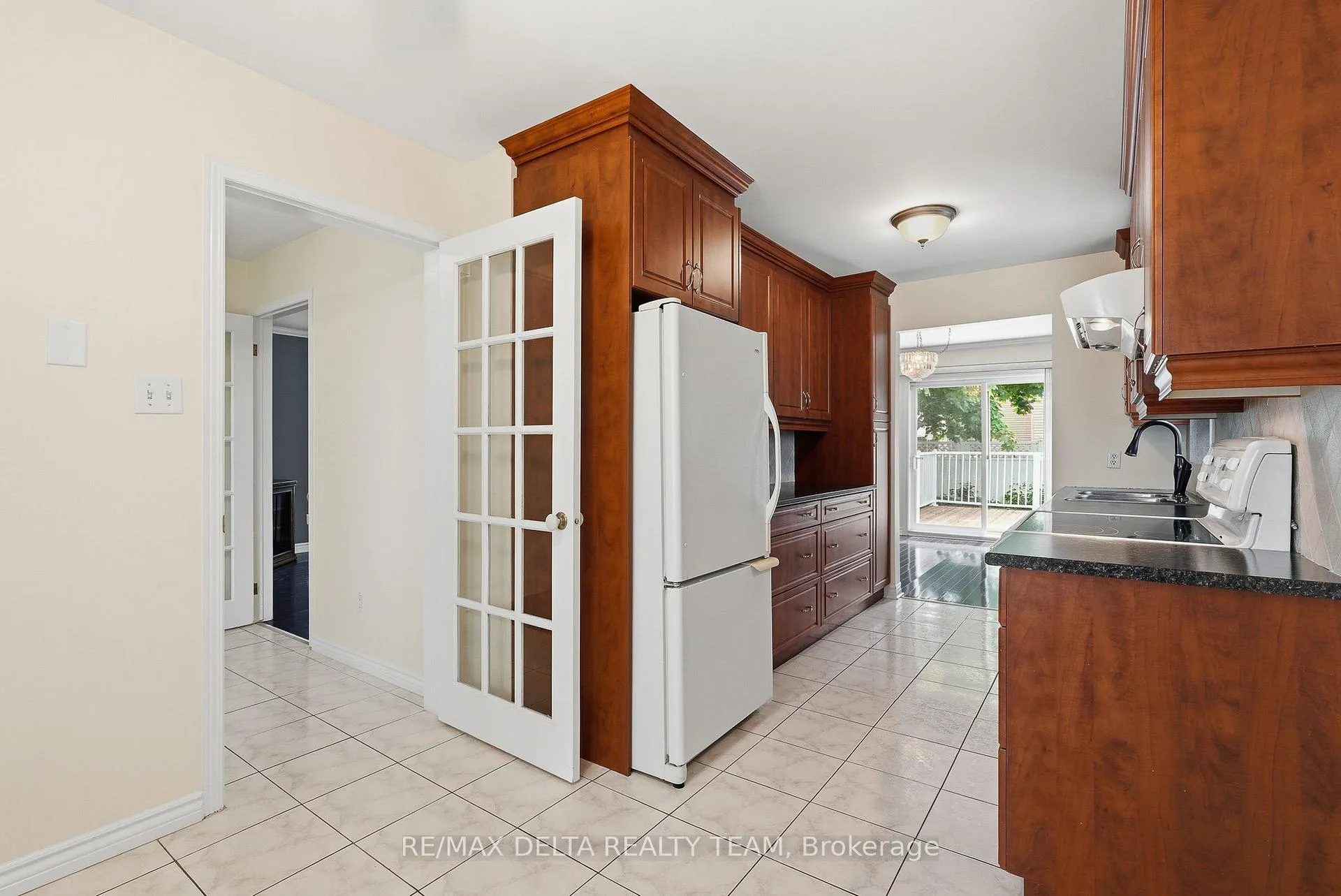 Photo 8 of 310 Mceachern Crescent, Ottawa, Bilberry Creek/Queenswood Heights — HOMEH