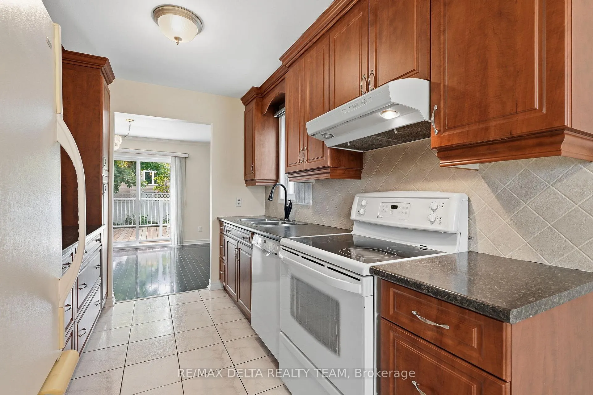 Photo 9 of 310 Mceachern Crescent, Ottawa, Bilberry Creek/Queenswood Heights — HOMEH