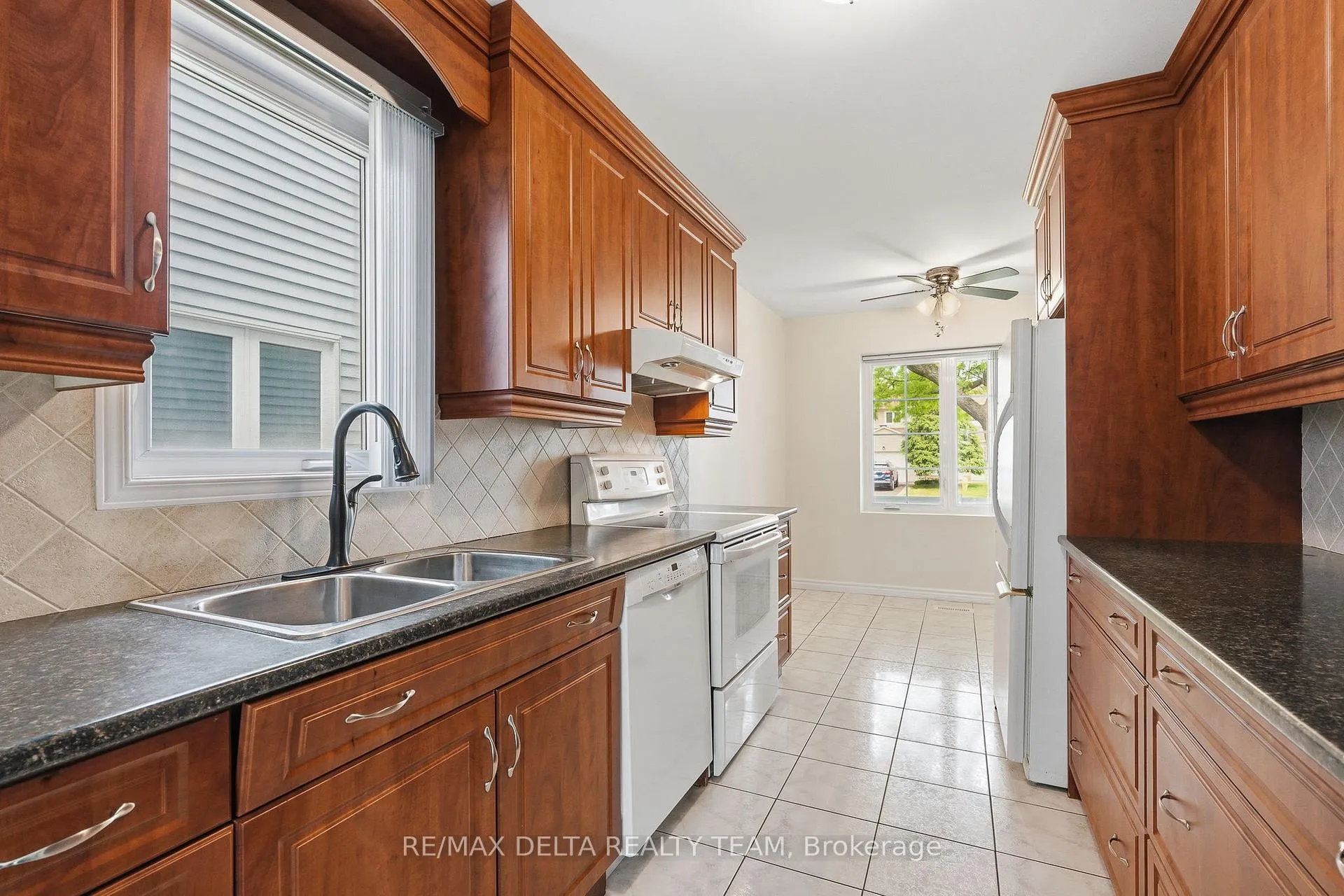 Photo 10 of 310 Mceachern Crescent, Ottawa, Bilberry Creek/Queenswood Heights — HOMEH
