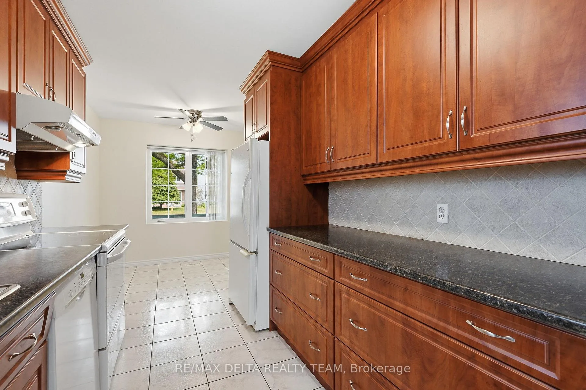 Photo 11 of 310 Mceachern Crescent, Ottawa, Bilberry Creek/Queenswood Heights — HOMEH