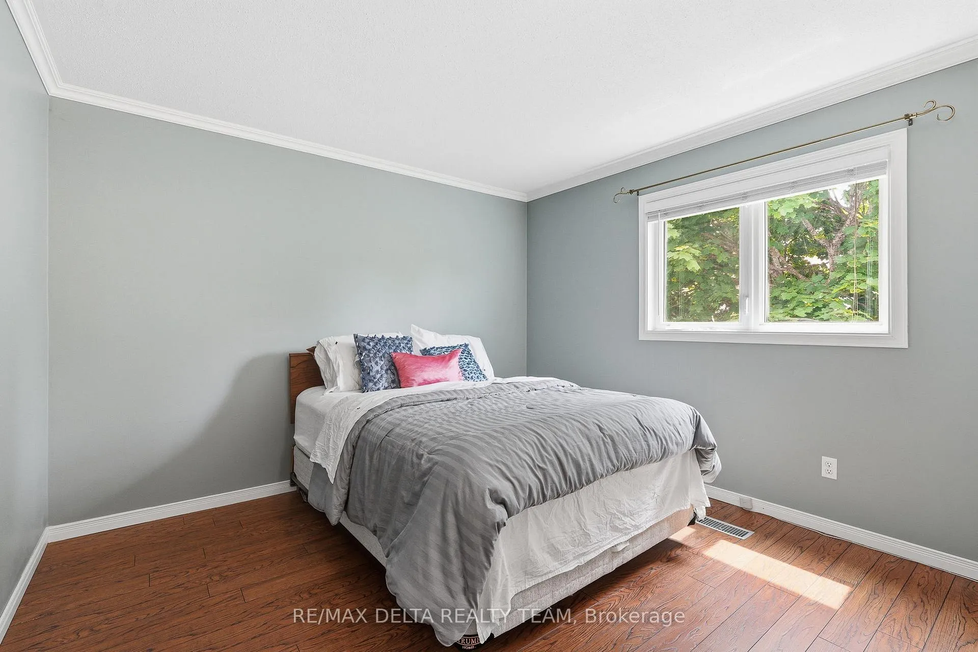 Photo 20 of 310 Mceachern Crescent, Ottawa, Bilberry Creek/Queenswood Heights — HOMEH