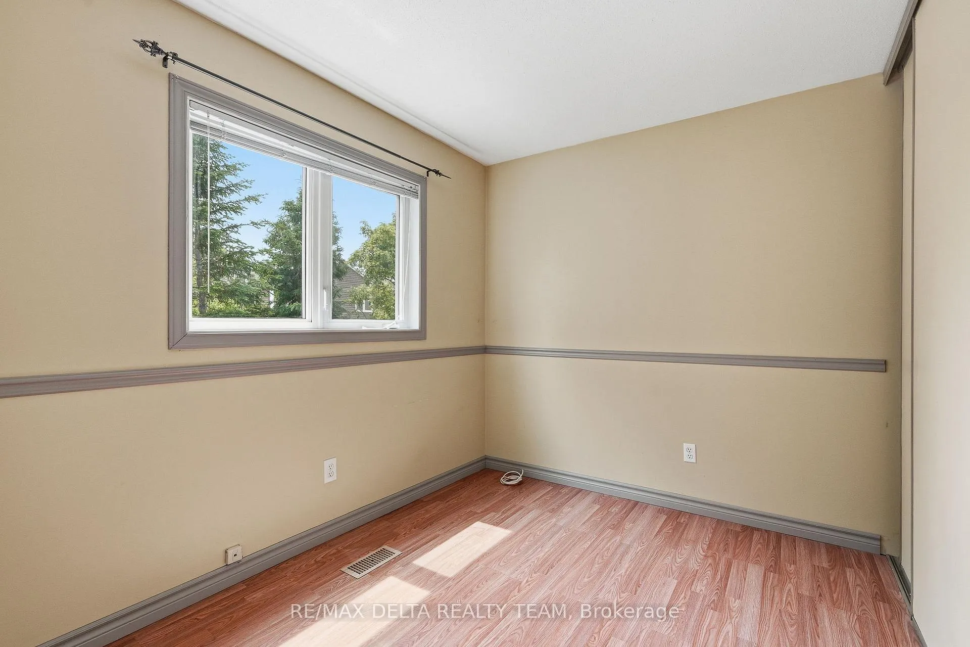 Photo 21 of 310 Mceachern Crescent, Ottawa, Bilberry Creek/Queenswood Heights — HOMEH