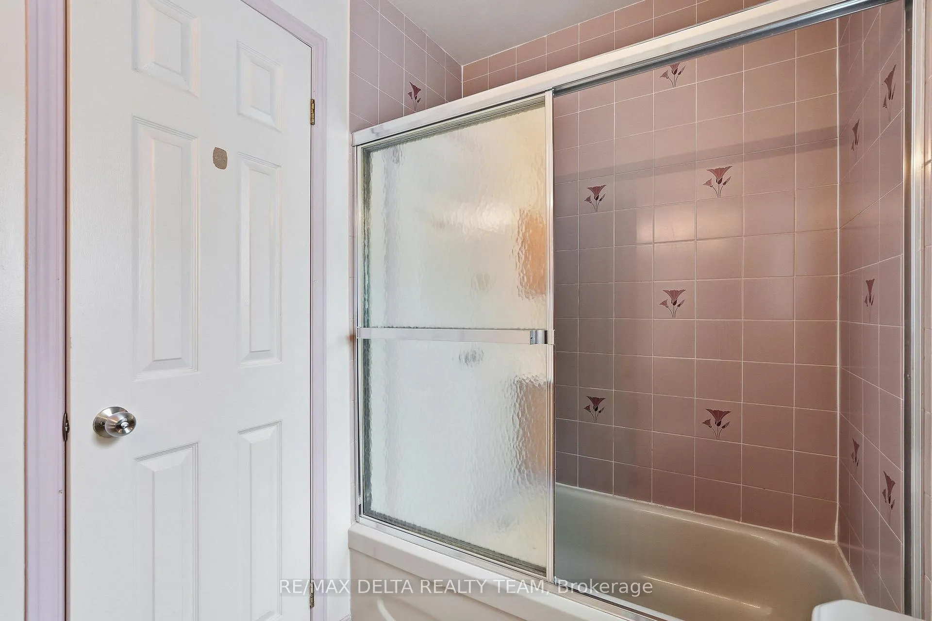 Photo 23 of 310 Mceachern Crescent, Ottawa, Bilberry Creek/Queenswood Heights — HOMEH