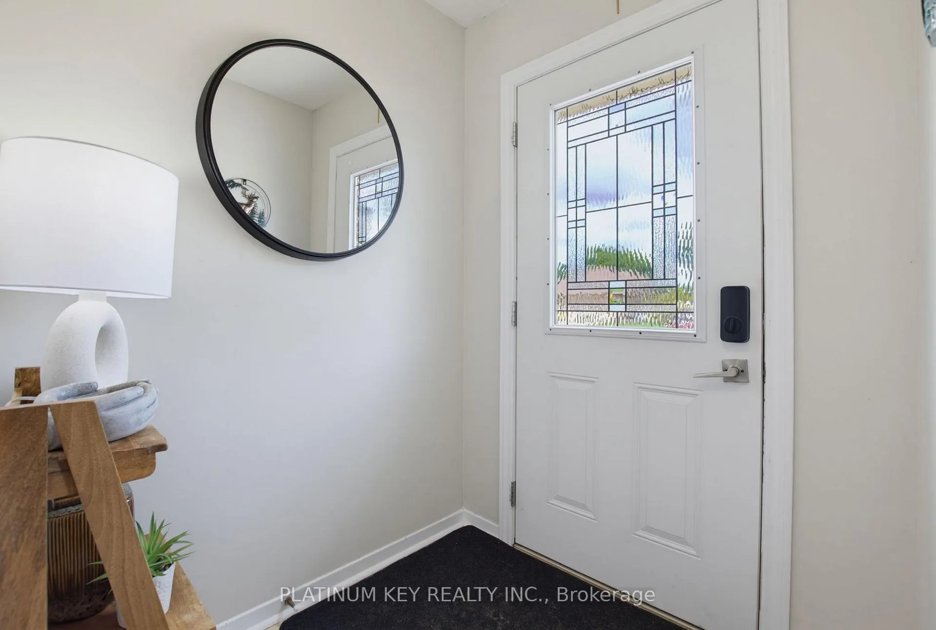 Photo 4 of 16 Sharpe Drive, Strathroy-Caradoc, SW — HOMEH