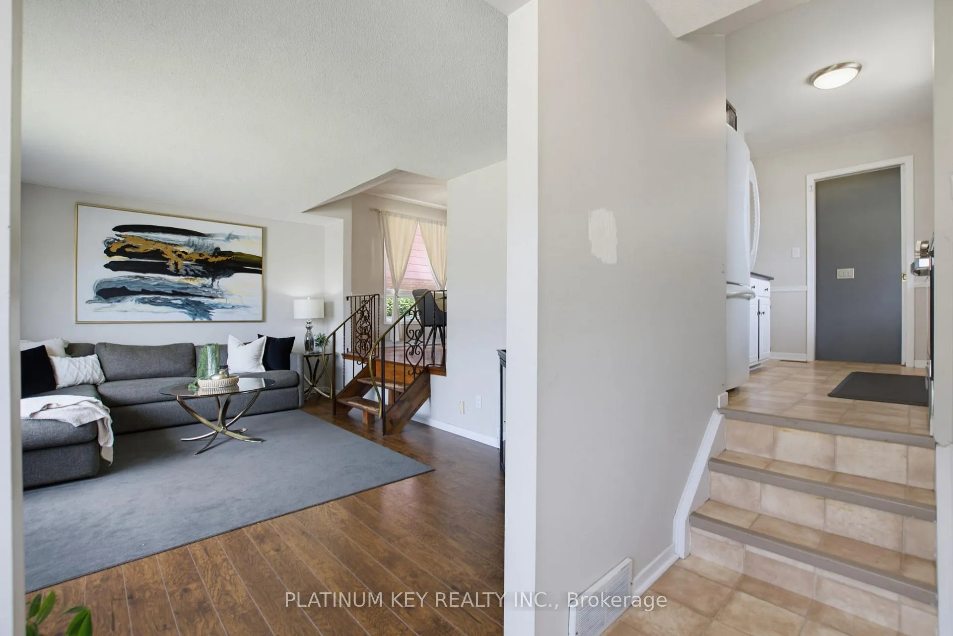 Photo 3 of 16 Sharpe Drive, Strathroy-Caradoc, SW — HOMEH
