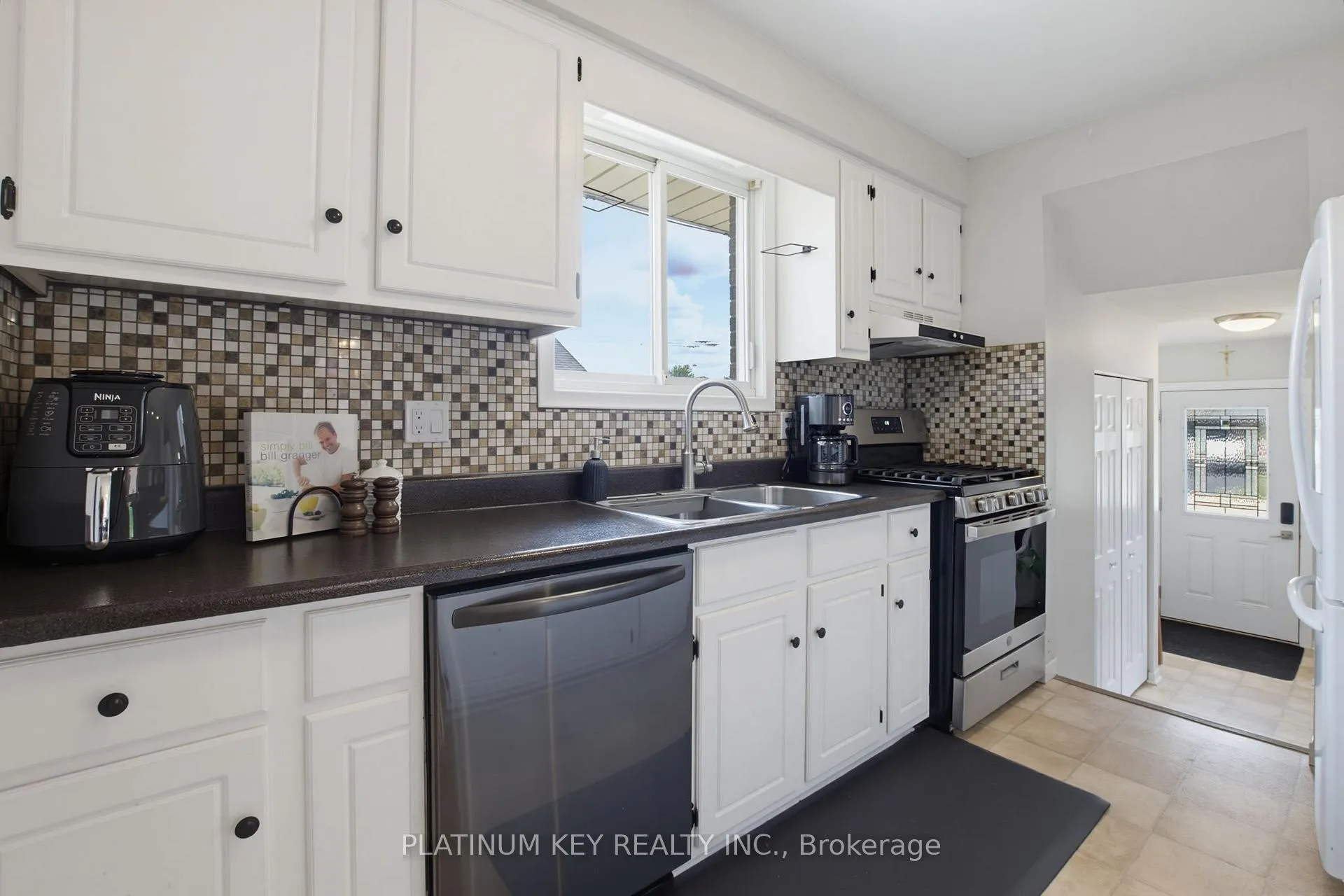 Photo 14 of 16 Sharpe Drive, Strathroy-Caradoc, SW — HOMEH