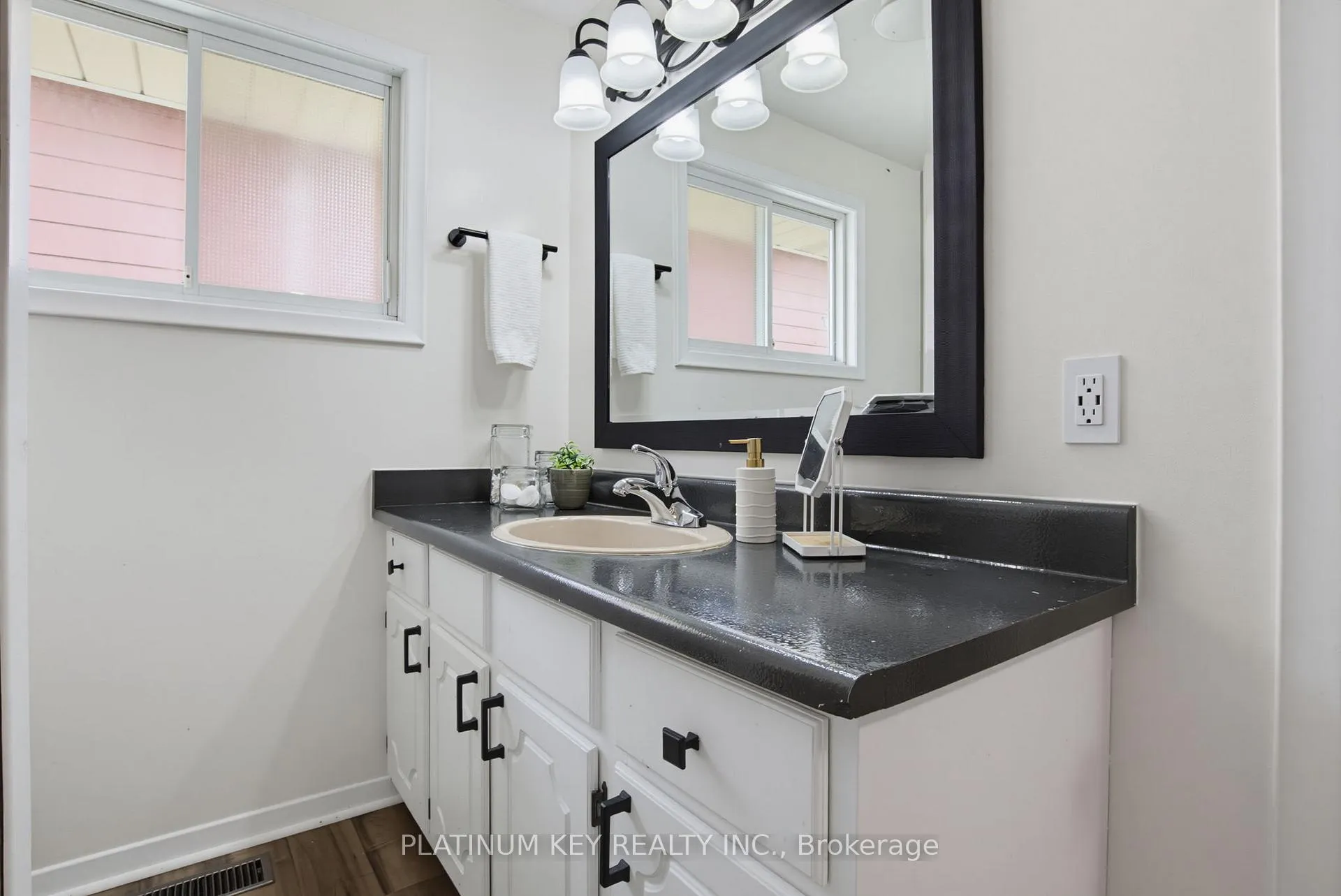 Photo 22 of 16 Sharpe Drive, Strathroy-Caradoc, SW — HOMEH