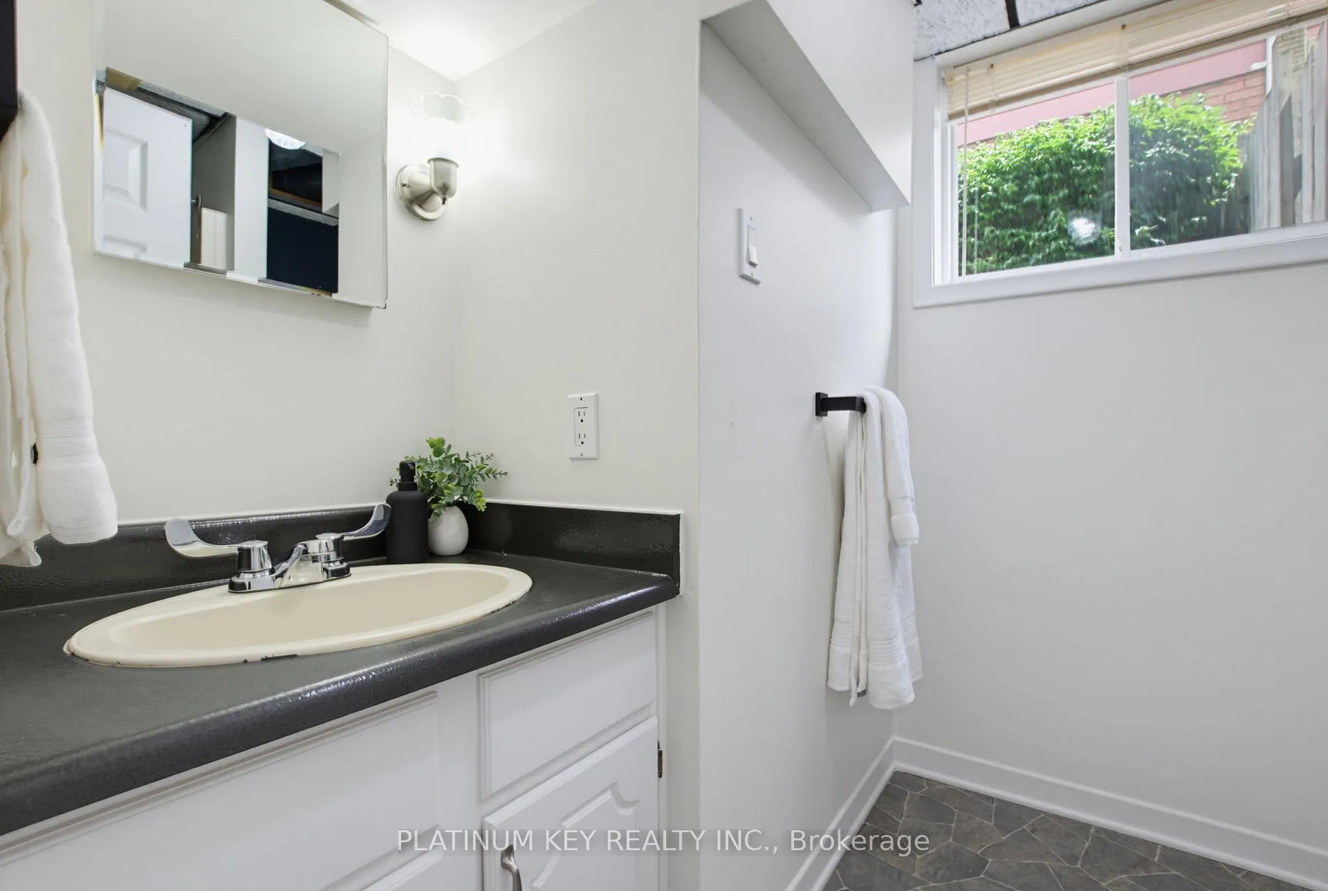 Photo 29 of 16 Sharpe Drive, Strathroy-Caradoc, SW — HOMEH