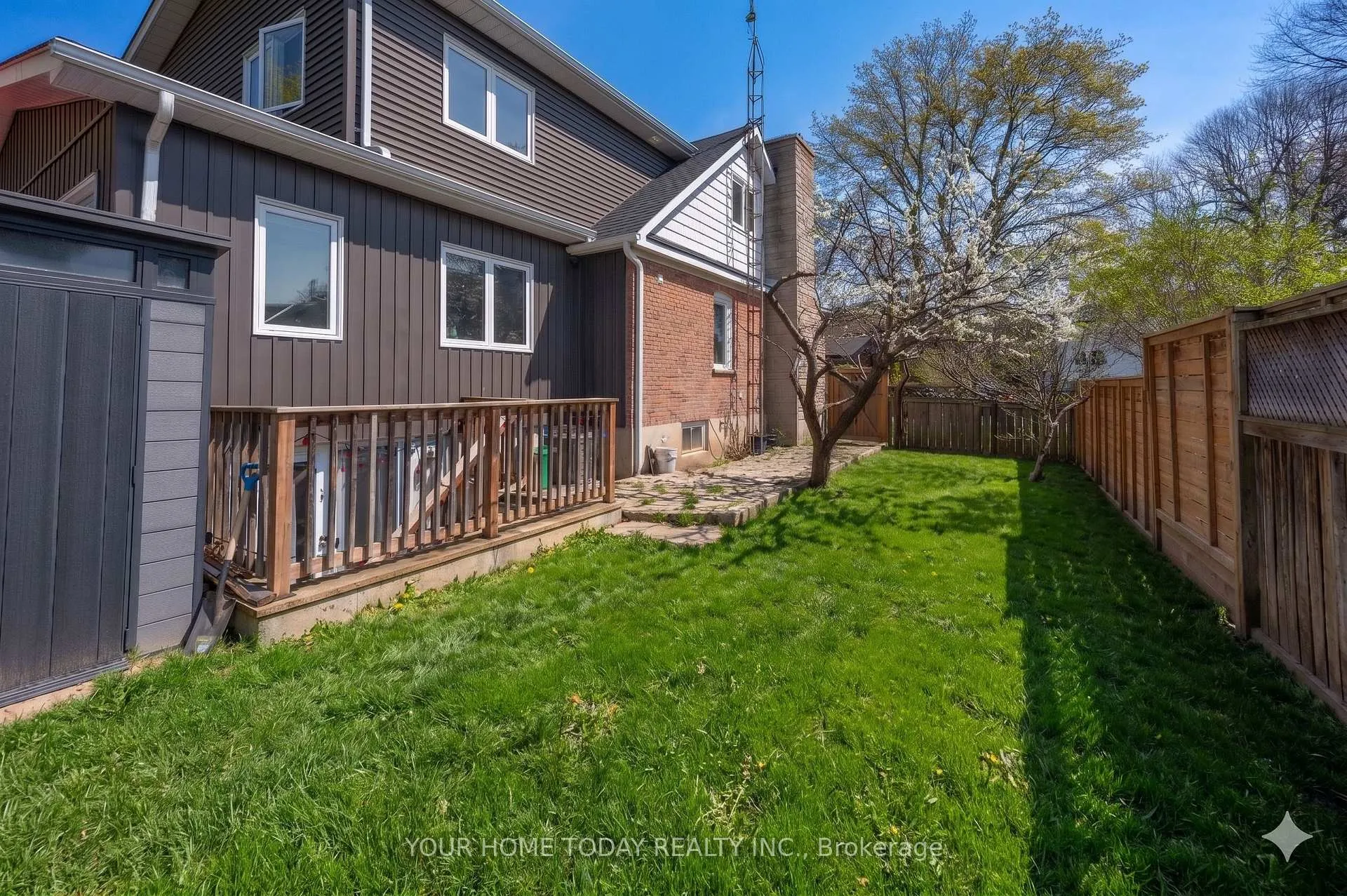 Photo 2 of 20 Elgin Street, Halton Hills, Georgetown — HOMEH