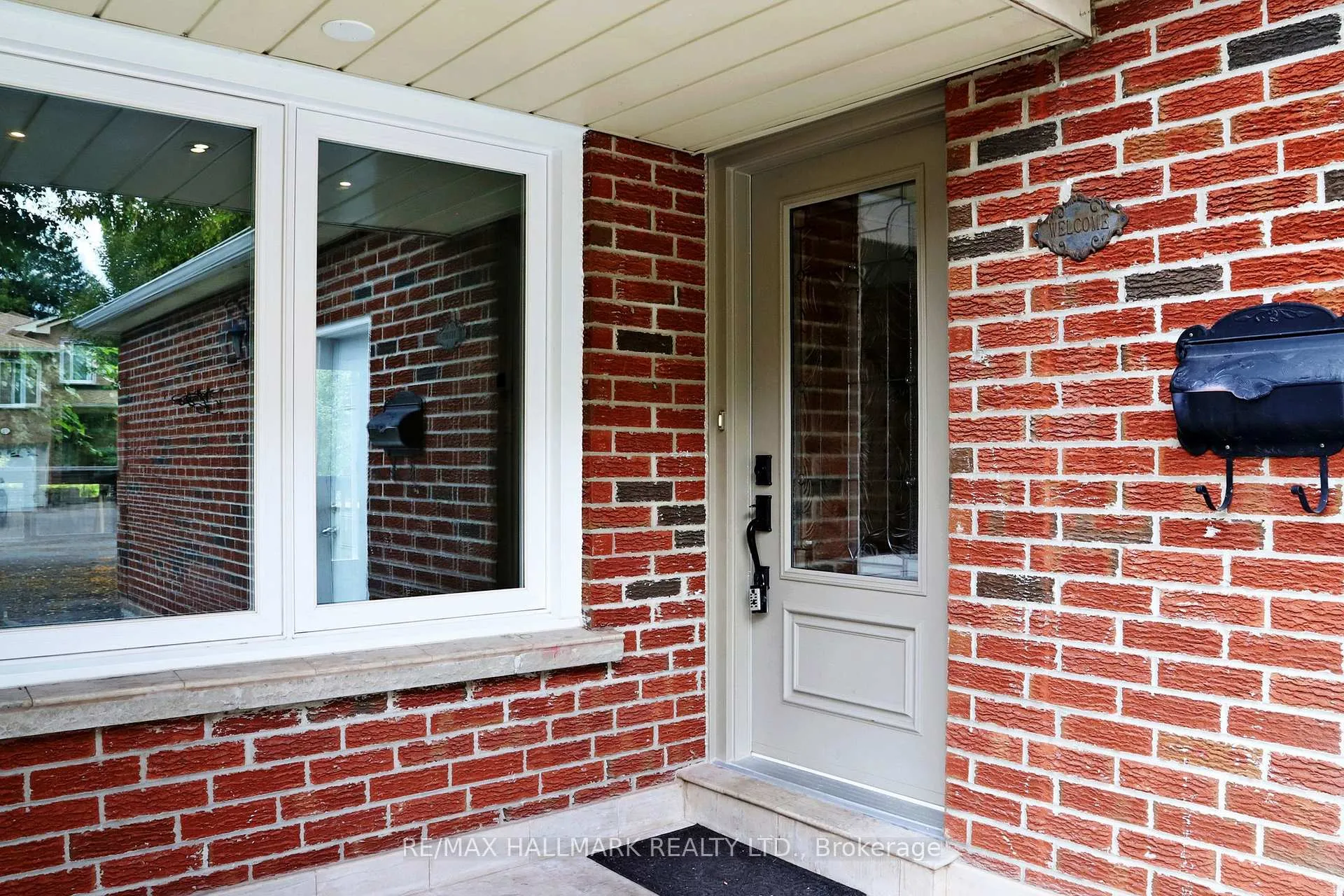 Photo 3 of 9 Sundown Court, Vaughan, Lakeview Estates — HOMEH