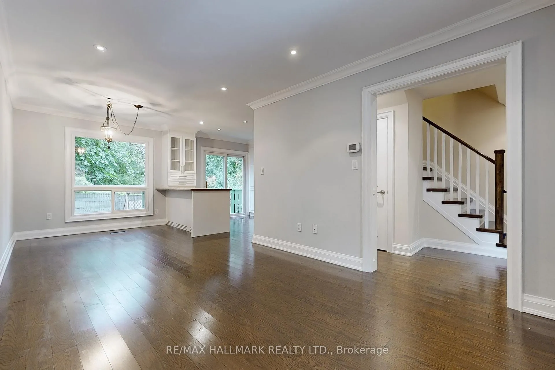 Photo 4 of 9 Sundown Court, Vaughan, Lakeview Estates — HOMEH