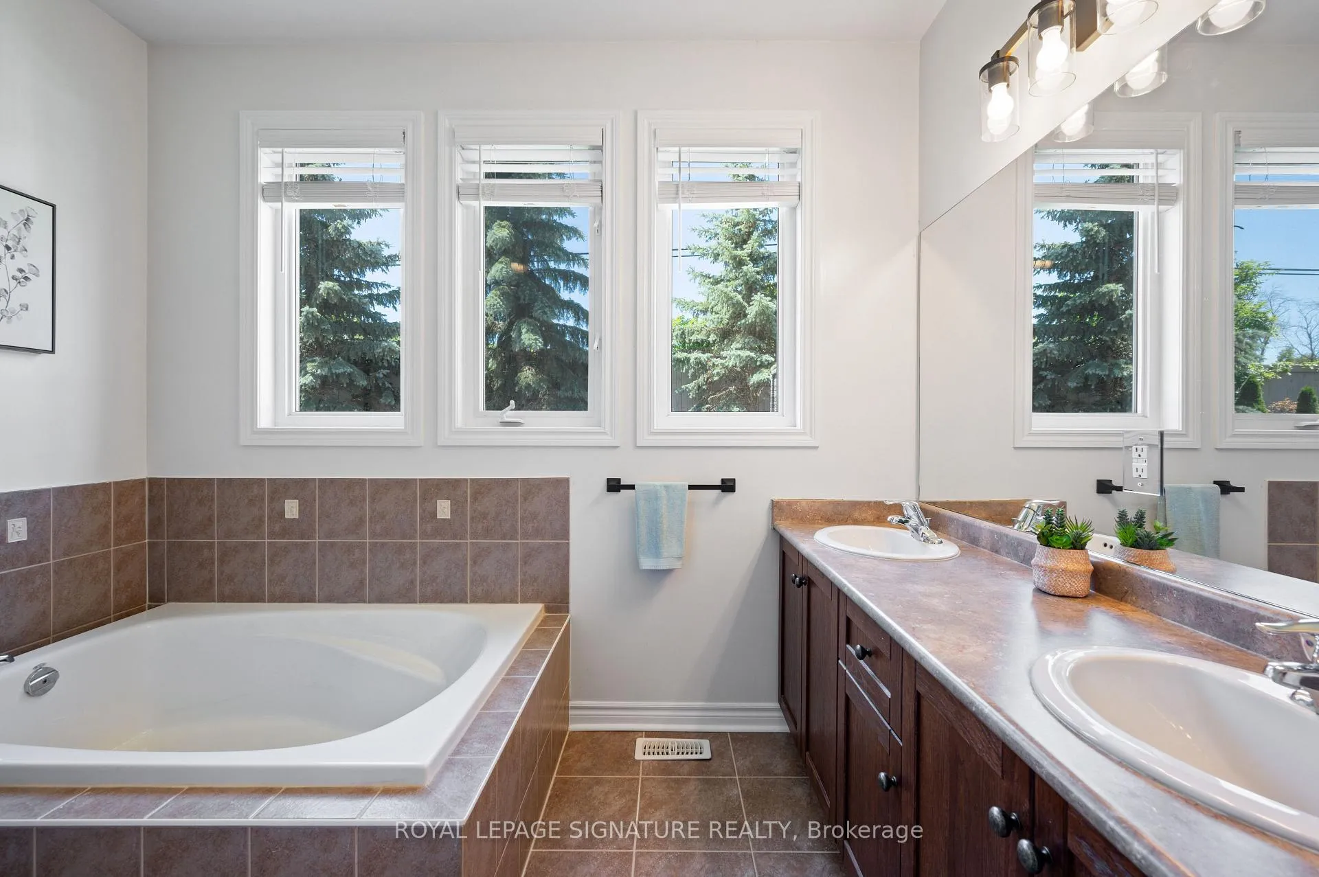 Photo 21 of 20 Starboard Circle, Wasaga Beach — HOMEH