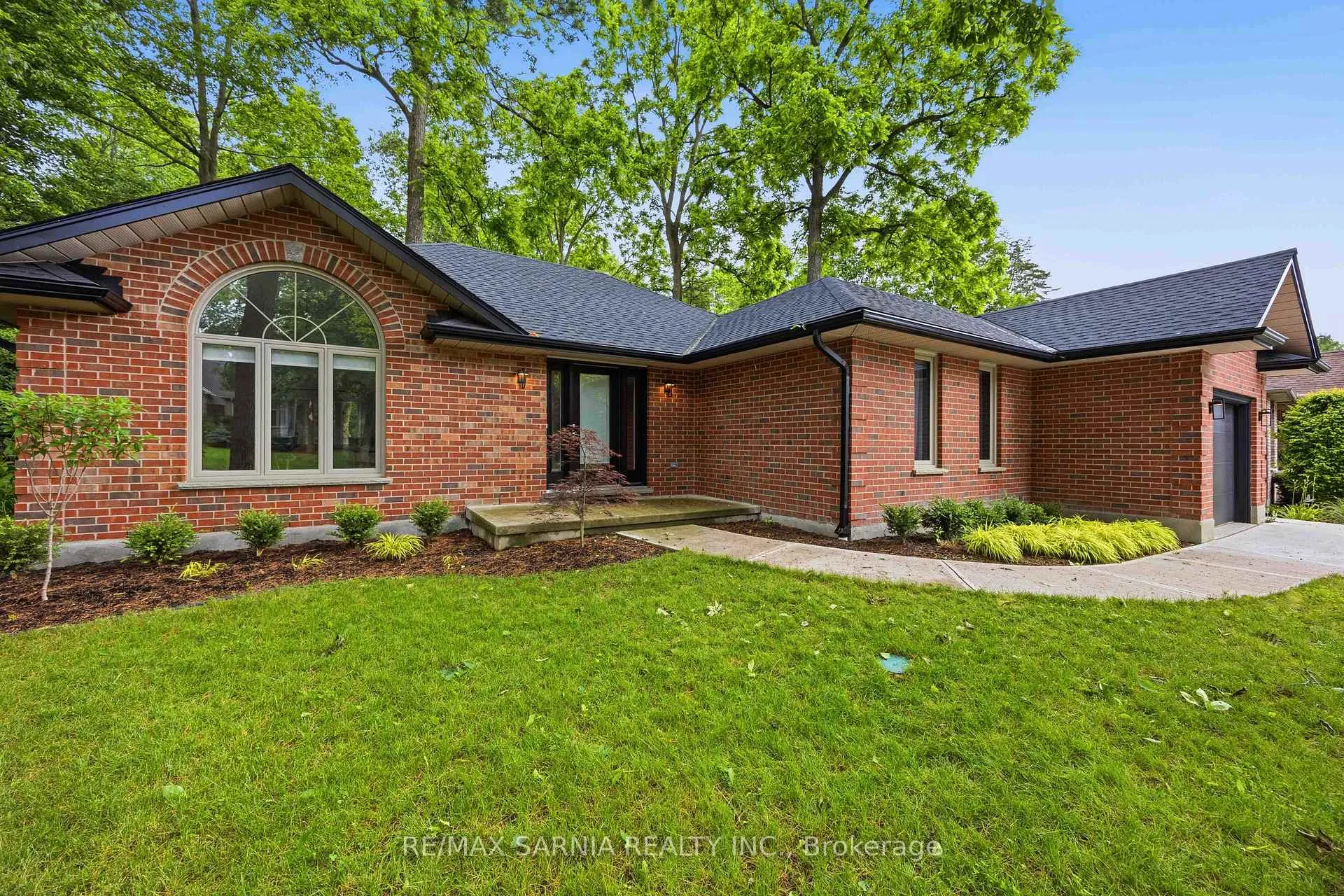 Photo 2 of 10172 Meadowlilly Crescent, Lambton Shores — HOMEH