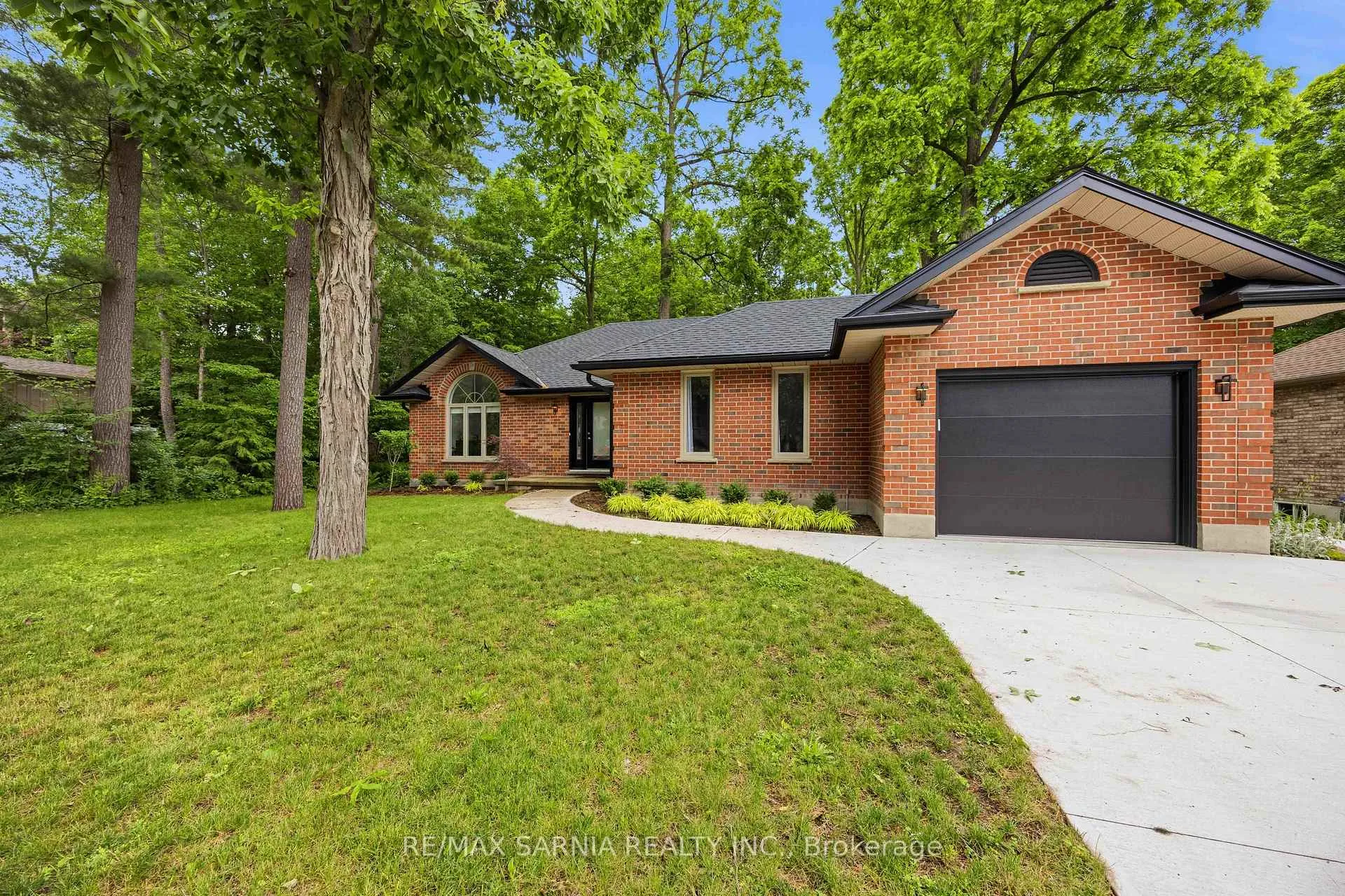 Photo 3 of 10172 Meadowlilly Crescent, Lambton Shores — HOMEH