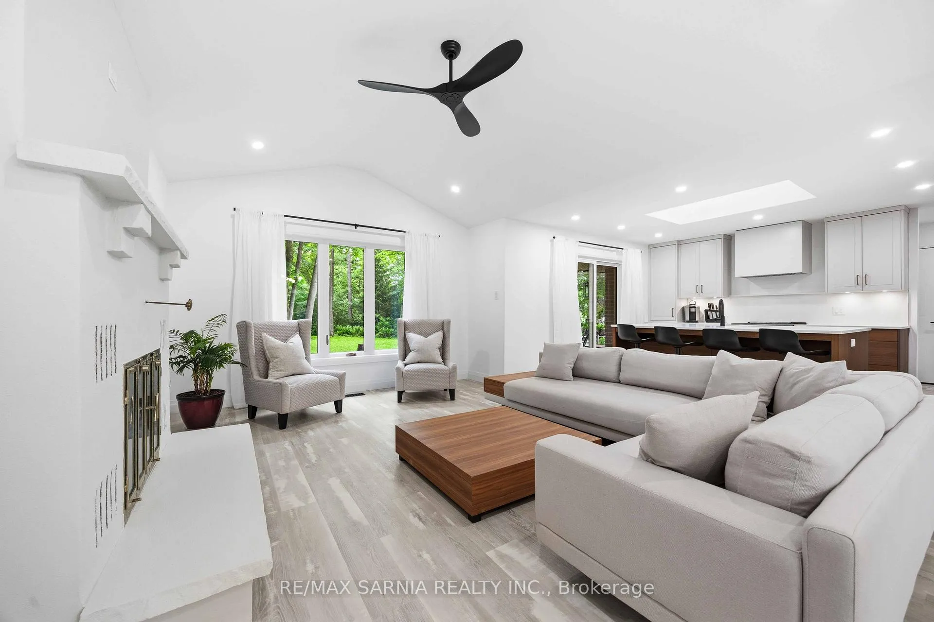 Photo 4 of 10172 Meadowlilly Crescent, Lambton Shores — HOMEH