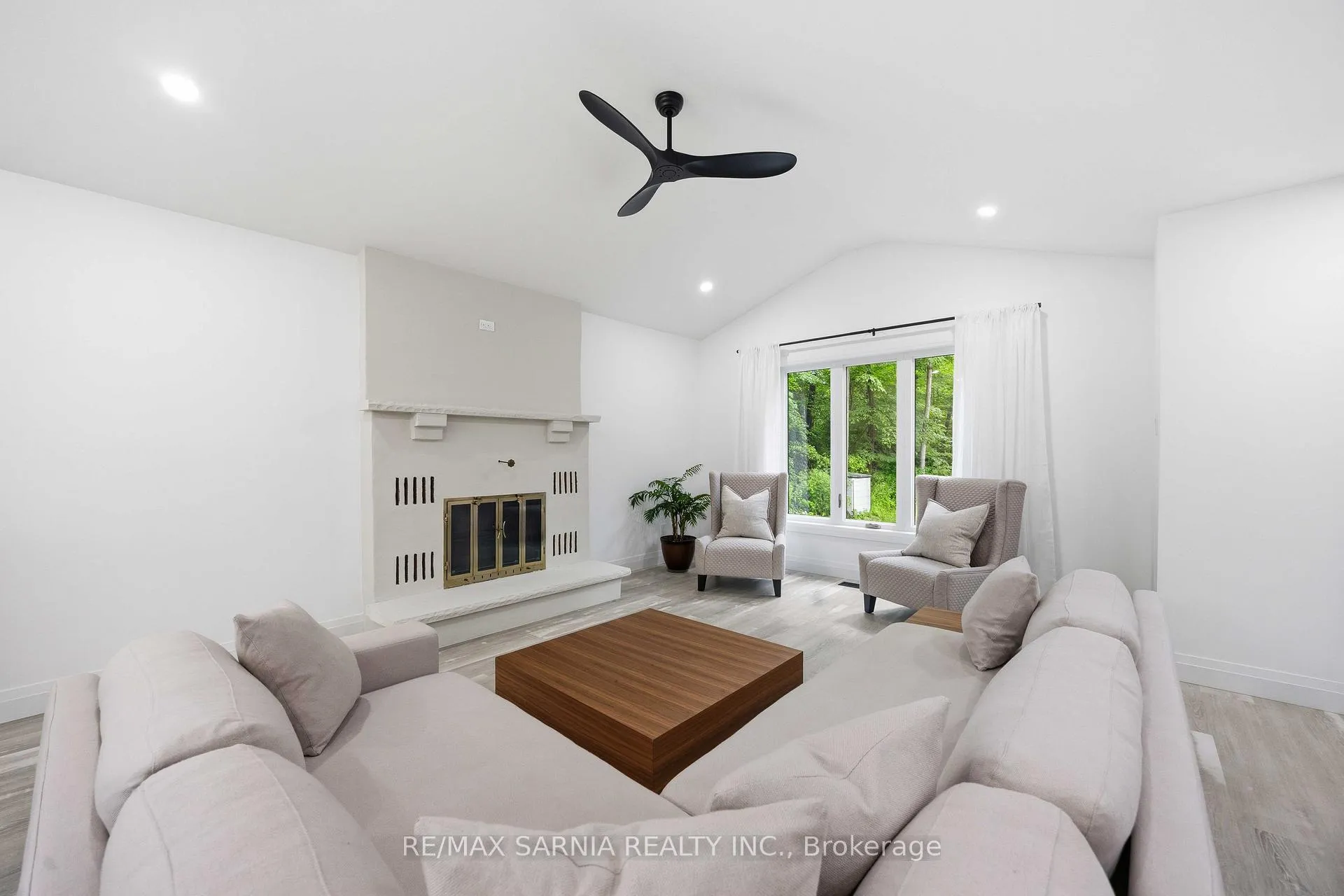 Photo 5 of 10172 Meadowlilly Crescent, Lambton Shores — HOMEH