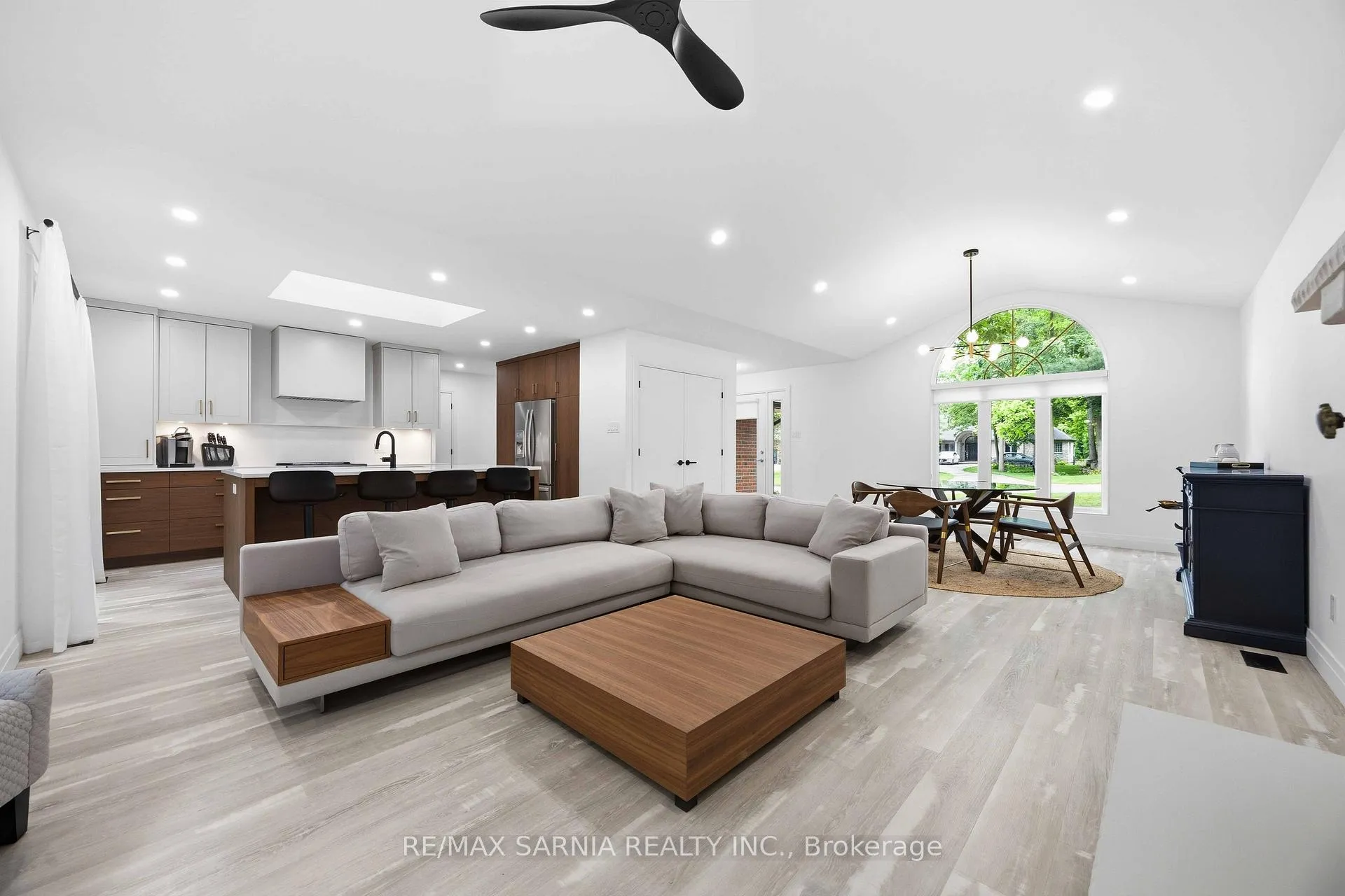 Photo 8 of 10172 Meadowlilly Crescent, Lambton Shores — HOMEH