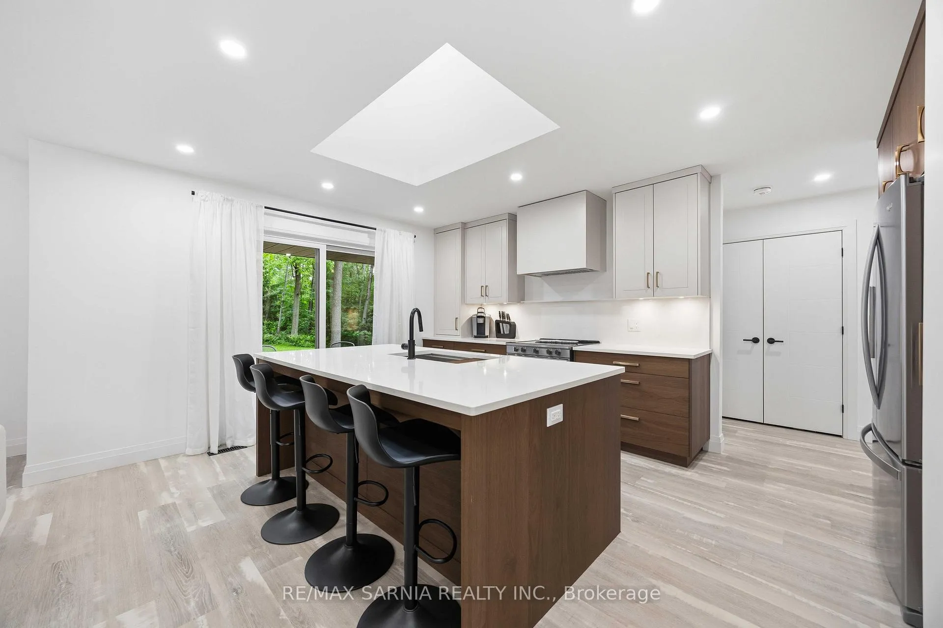 Photo 10 of 10172 Meadowlilly Crescent, Lambton Shores — HOMEH