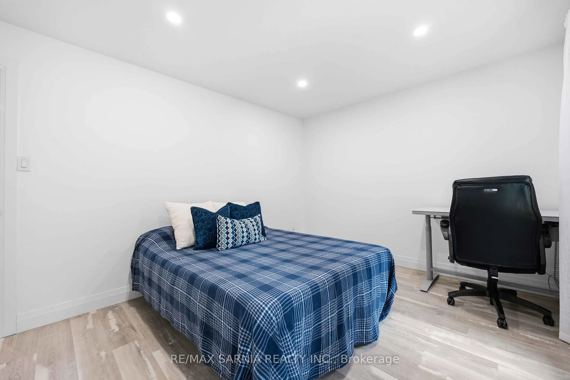 Photo 23 of 10172 Meadowlilly Crescent, Lambton Shores — HOMEH