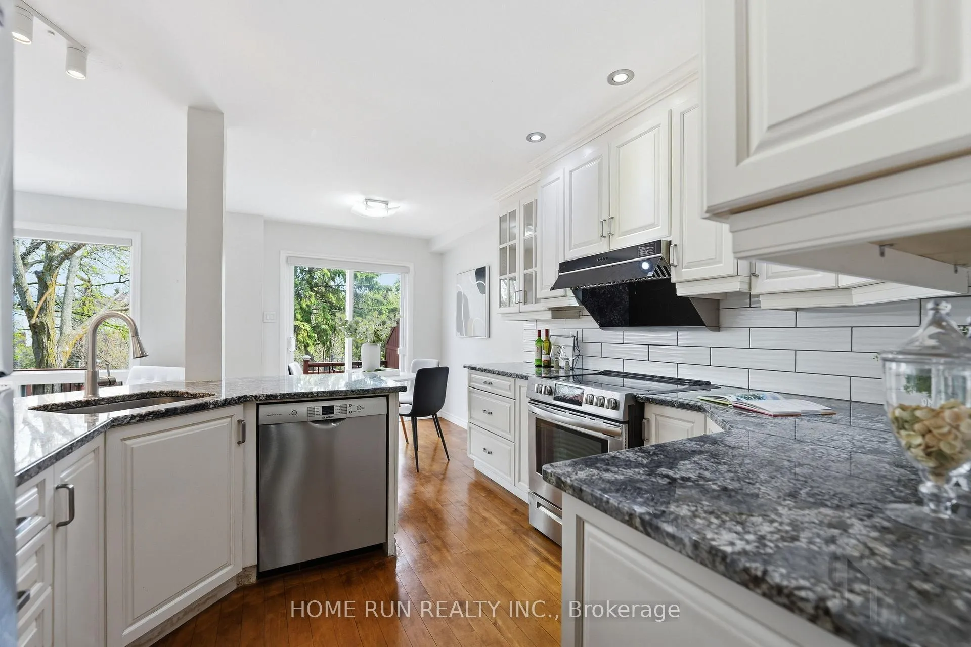 Photo 10 of 26 Highmont Court, Ottawa, Kanata - Kanata Lakes/Heritage Hills — HOMEH