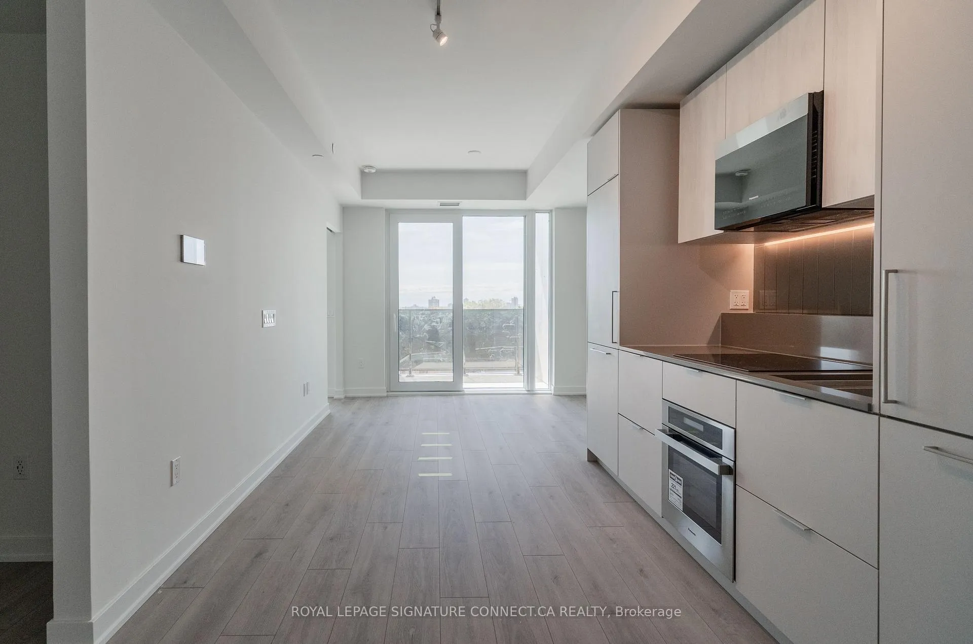Photo 3 of Unit 402, 1 Fairview Road E, Mississauga, Mississauga Valleys — HOMEH