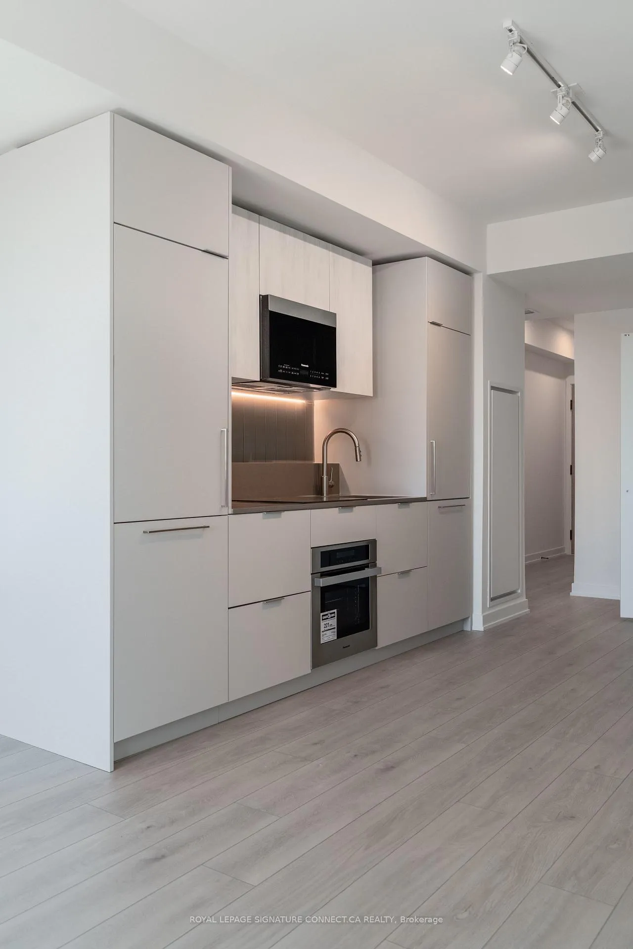 Photo 4 of Unit 402, 1 Fairview Road E, Mississauga, Mississauga Valleys — HOMEH