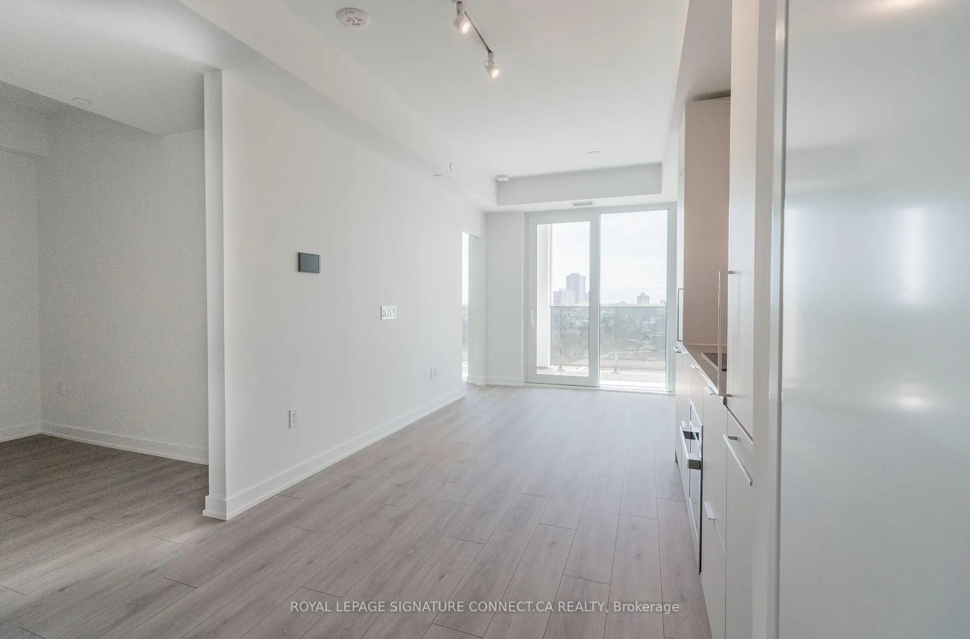 Photo 6 of Unit 402, 1 Fairview Road E, Mississauga, Mississauga Valleys — HOMEH