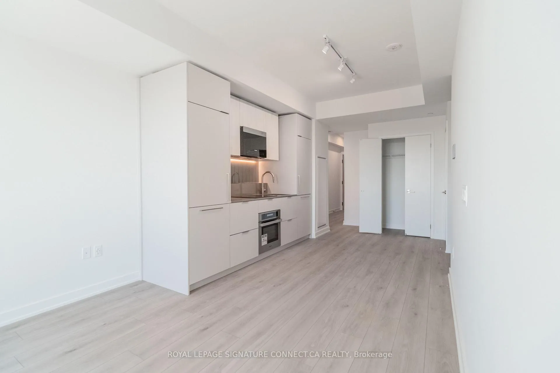 Photo 7 of Unit 402, 1 Fairview Road E, Mississauga, Mississauga Valleys — HOMEH