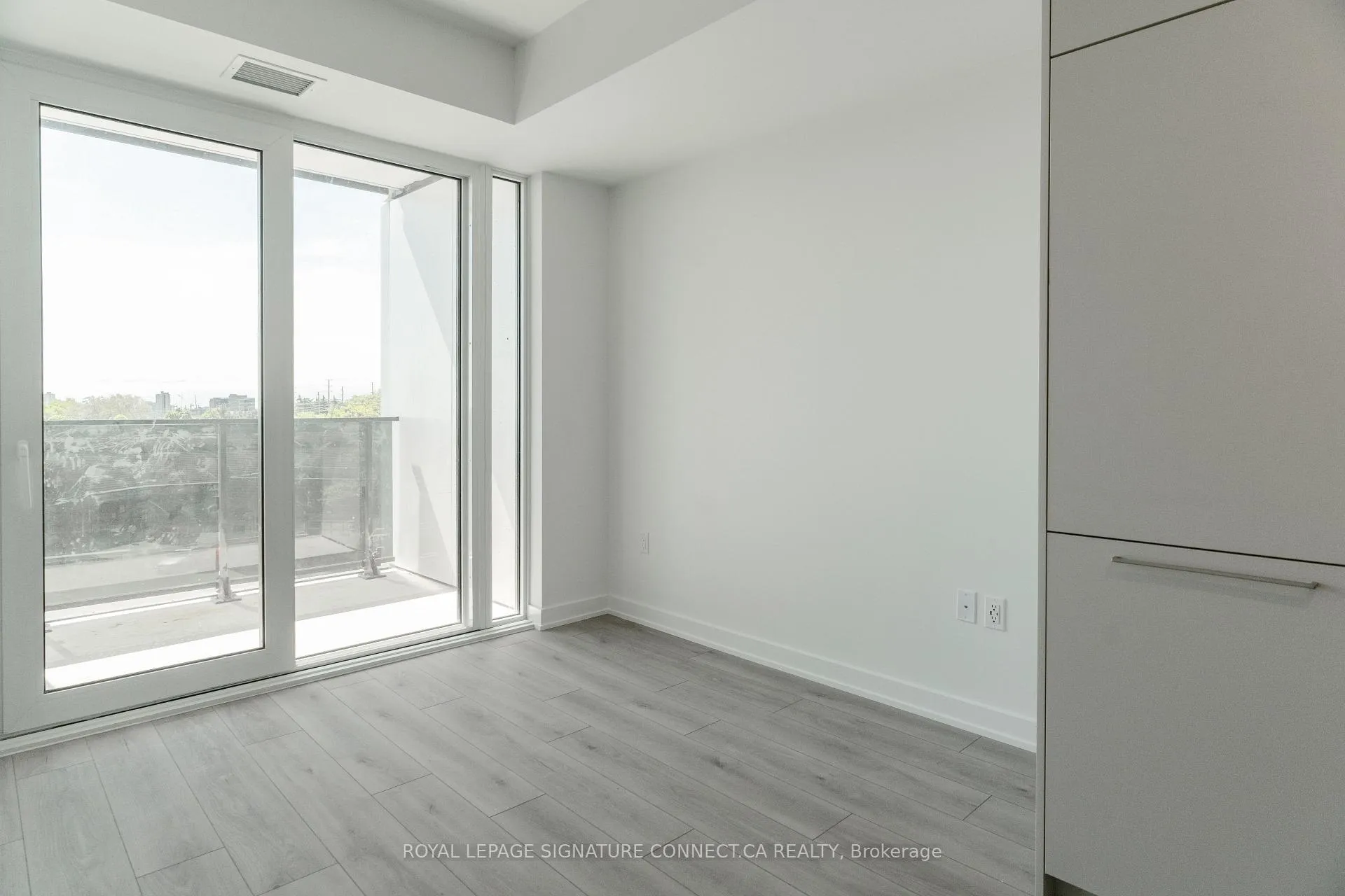 Photo 8 of Unit 402, 1 Fairview Road E, Mississauga, Mississauga Valleys — HOMEH