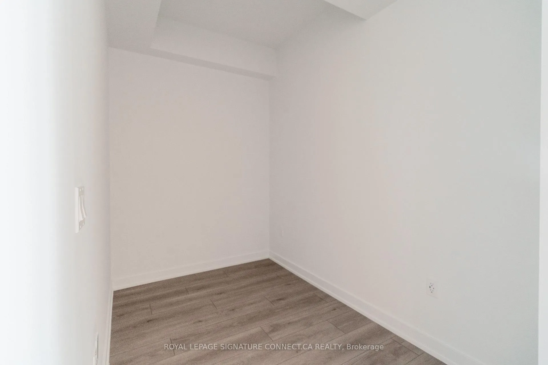 Photo 11 of Unit 402, 1 Fairview Road E, Mississauga, Mississauga Valleys — HOMEH